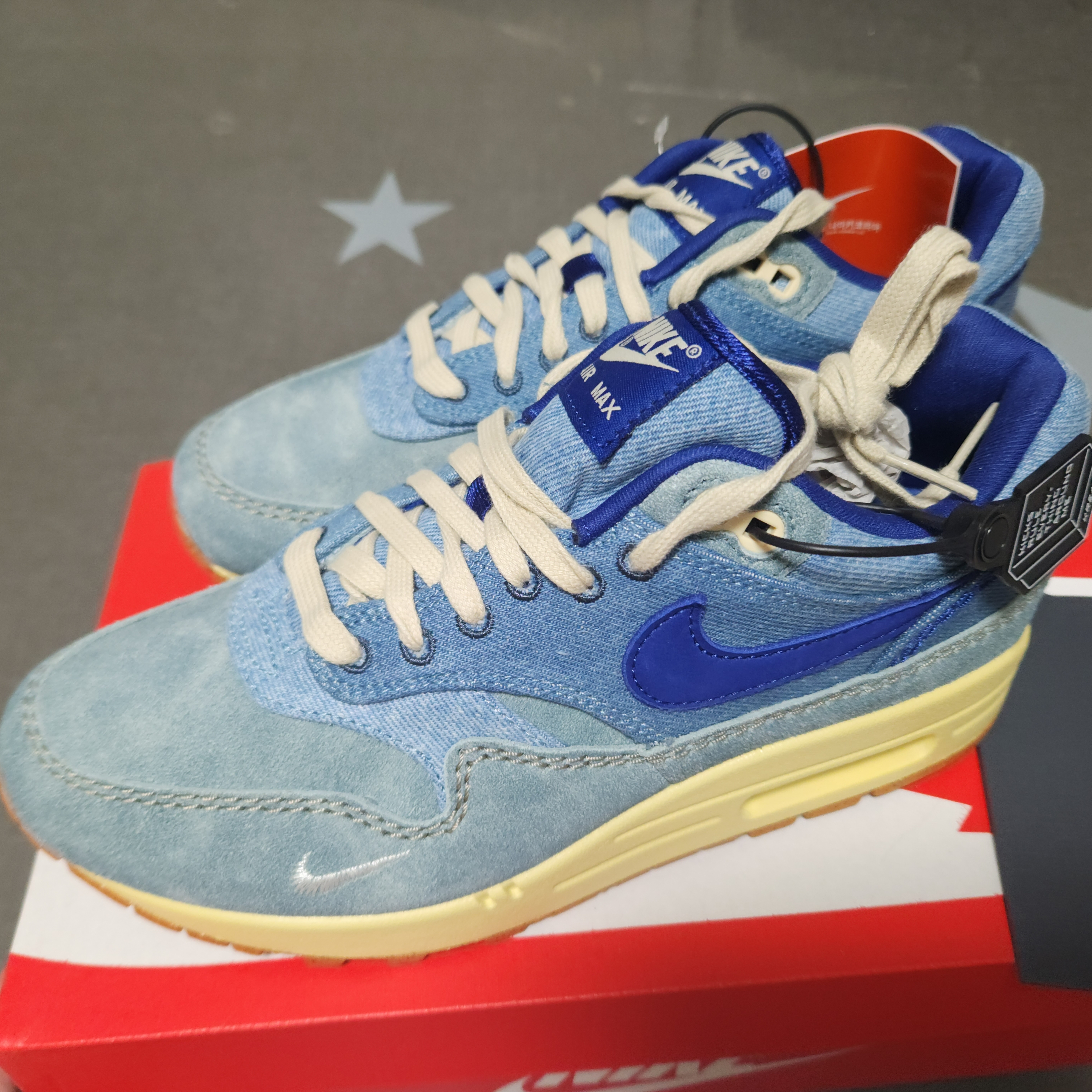 Nike Air Max 1 Premium Dirty Denim 착용 스타일