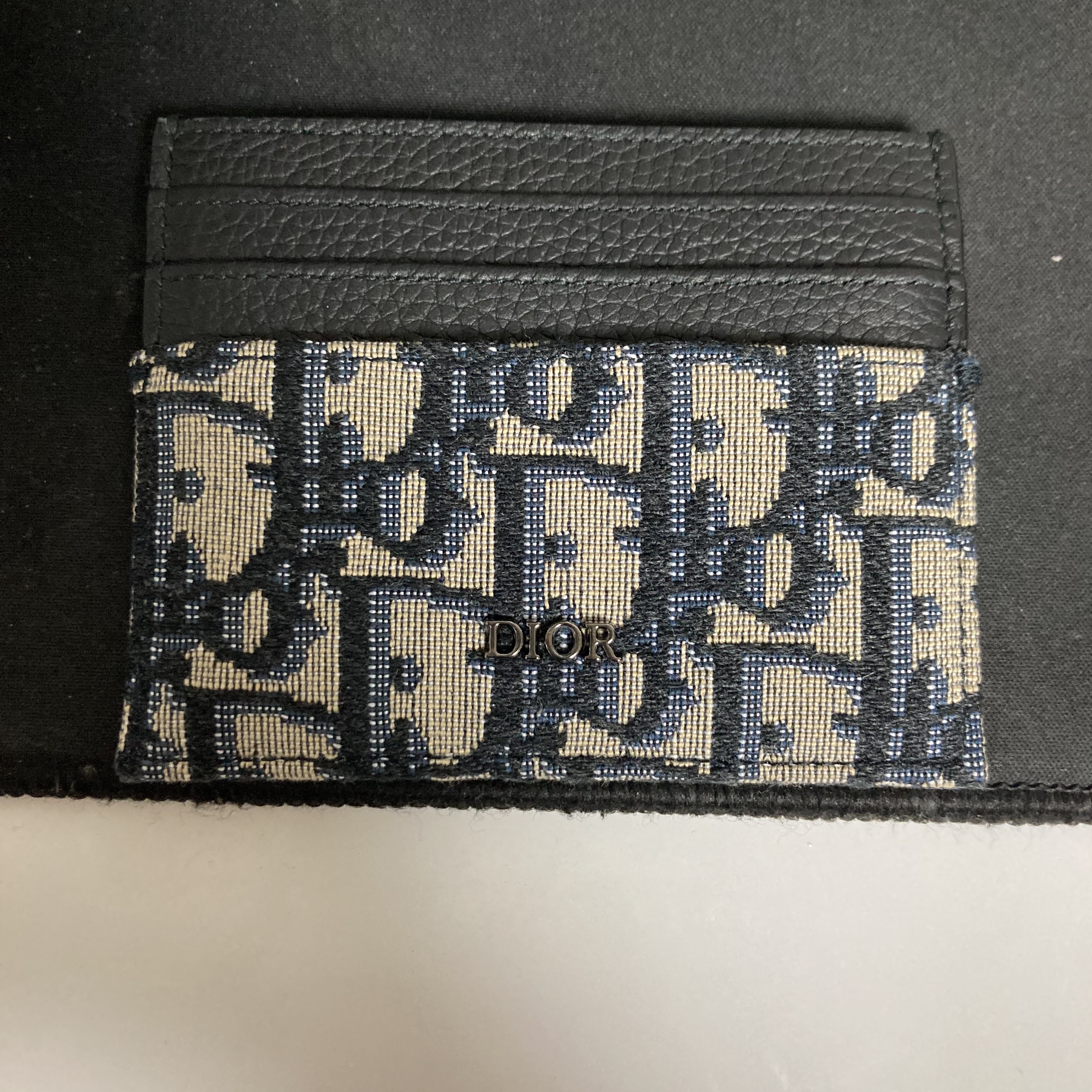 Dior Card Holder Beige & Black Dior Oblique Jacquard 착용 스타일