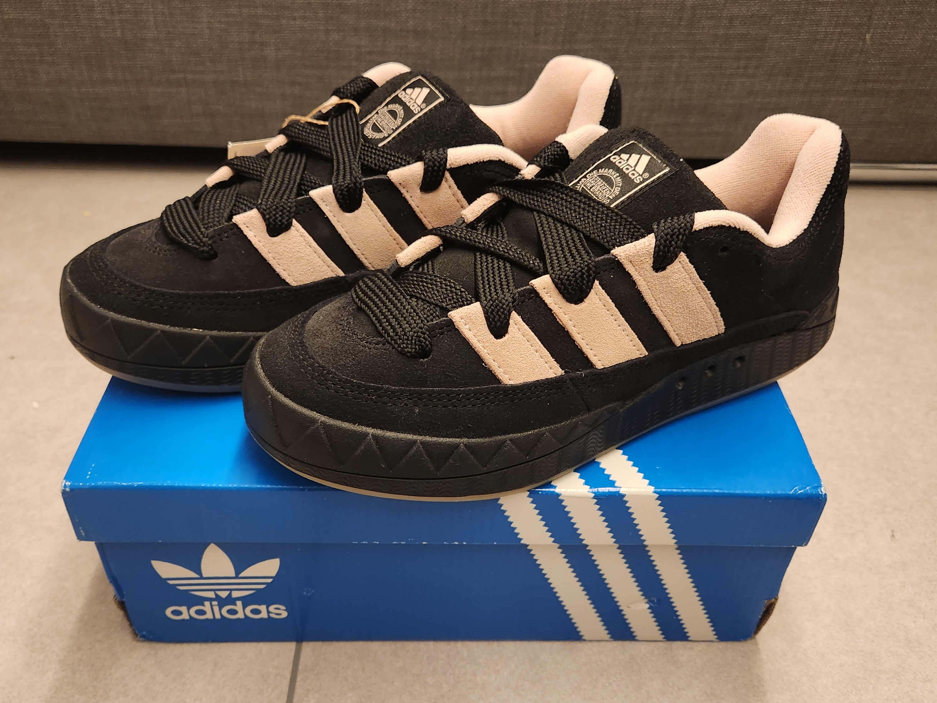 Adidas Adimatic Core Black Pink Tint 착용 스타일