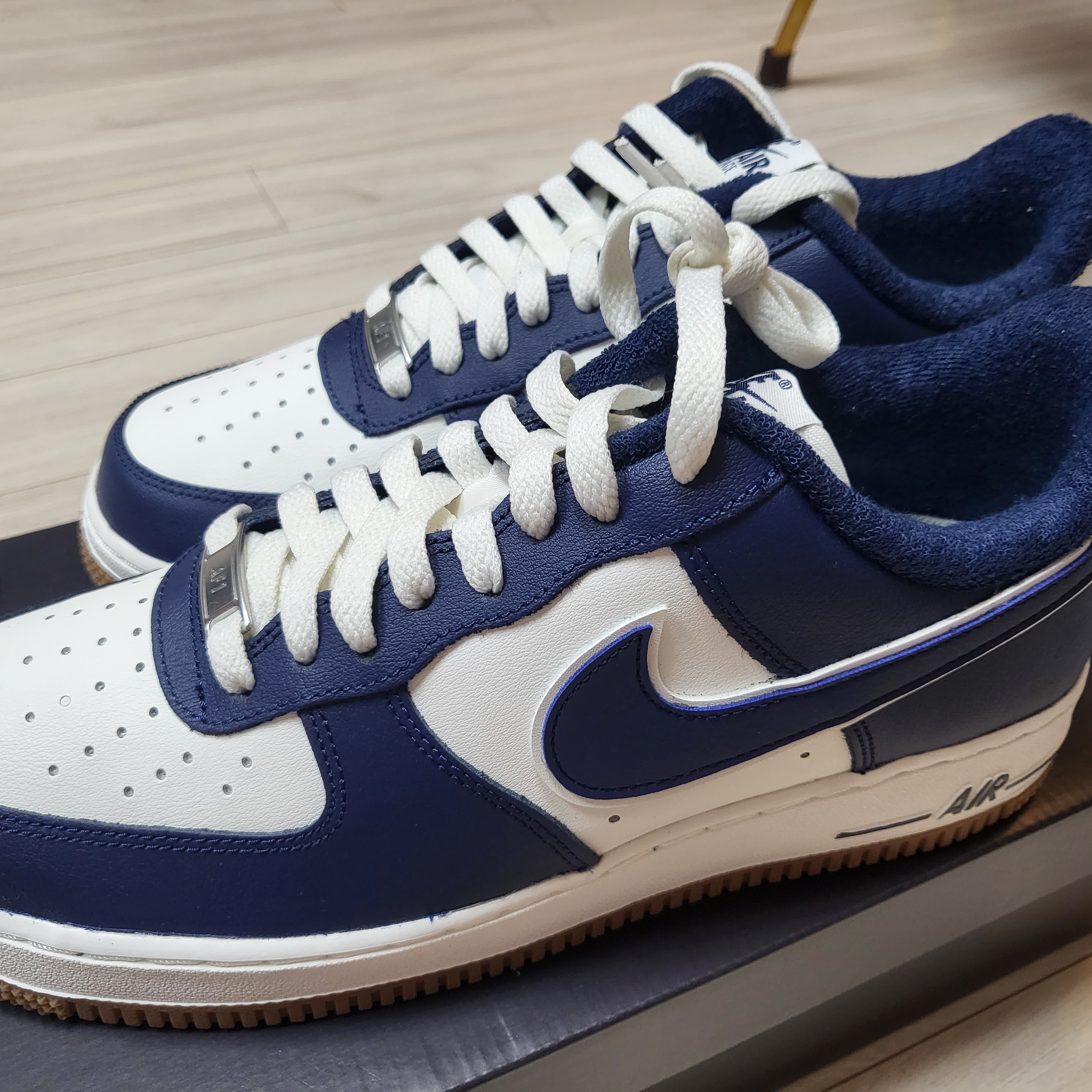Nike Air Force 1 '07 LV8 Midnight Navy 착용 스타일