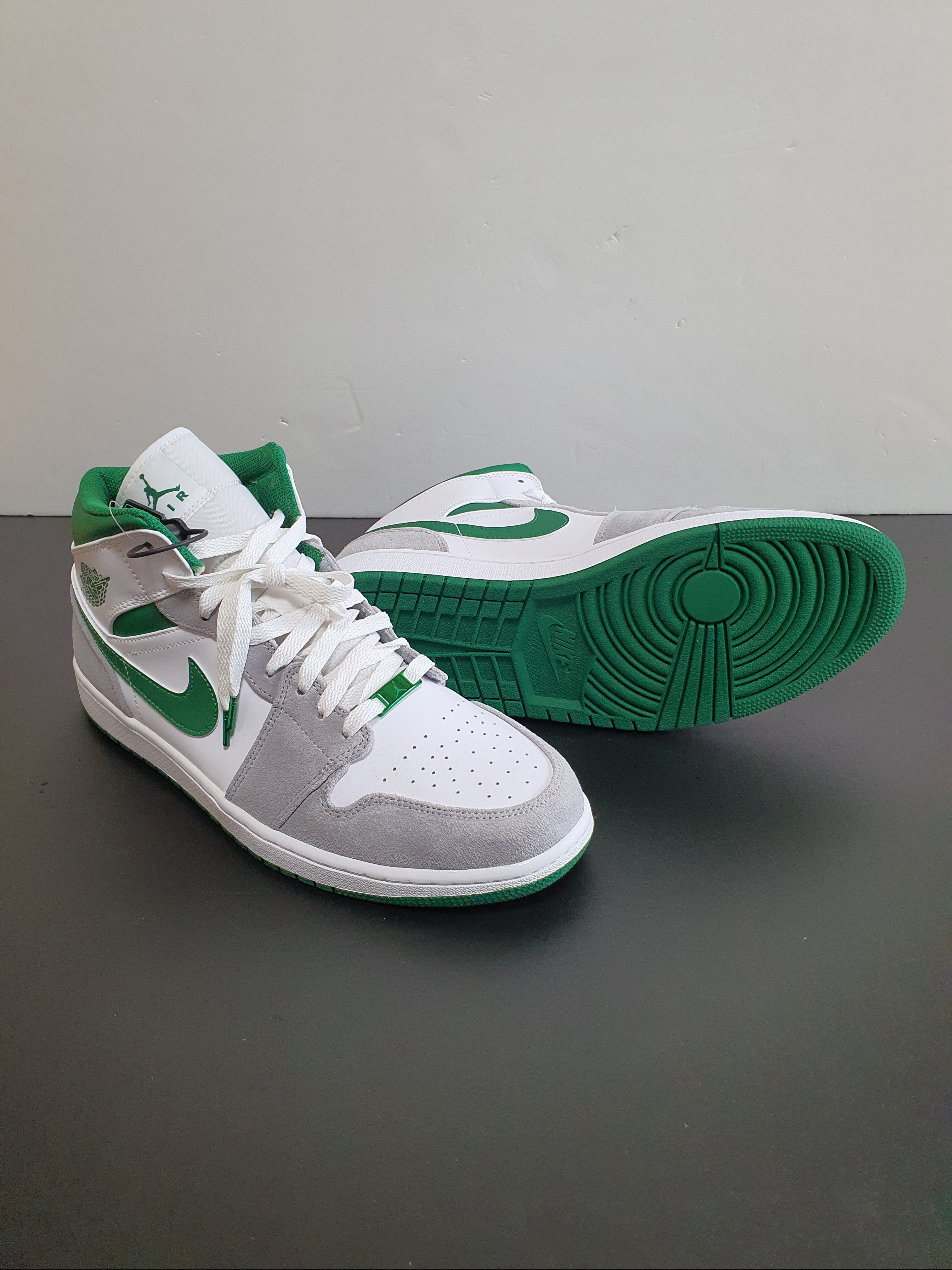 Jordan 1 Mid SE Pine Green Light Smoke Grey 착용 스타일 - 4
