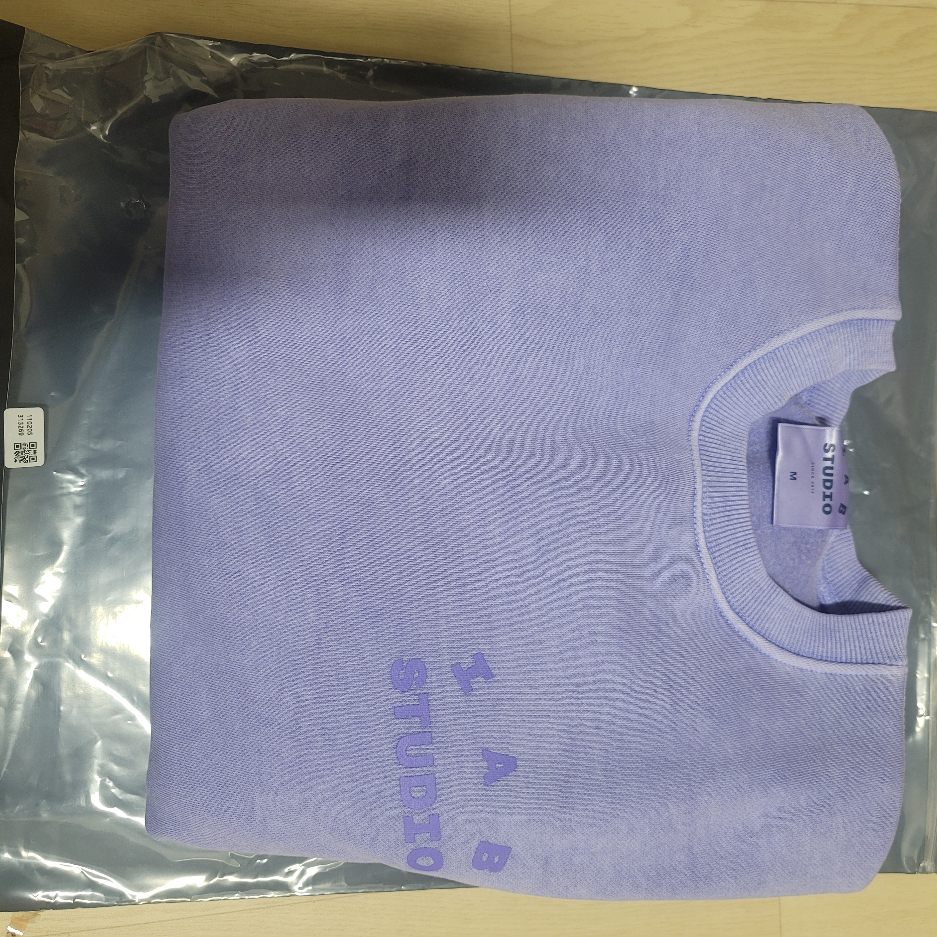 IAB Studio Pigment Sweatshirt & Mini Bag Lavender 착용 스타일 - 1