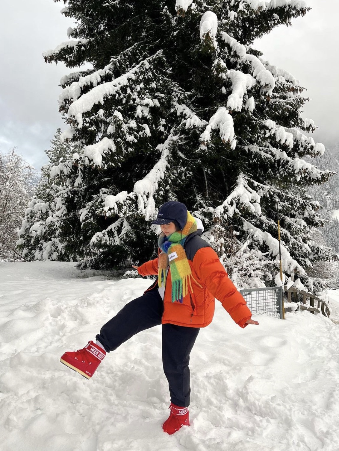 Acne Studios Multi Check Muffler Blue Orange Green, (W) Moon Boot Icon Low Nylon Boots Red 착용 스타일 - 1