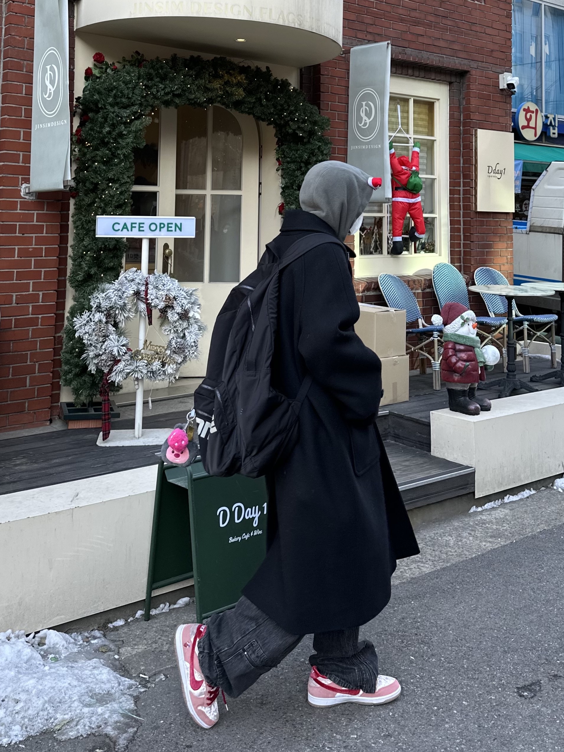 Undermycar Legion.02 Balmacaan Oversized Wool Coat Black, Nike x StrangeLove SB Dunk Low Pink (Regular Box) 착용 스타일 - 2