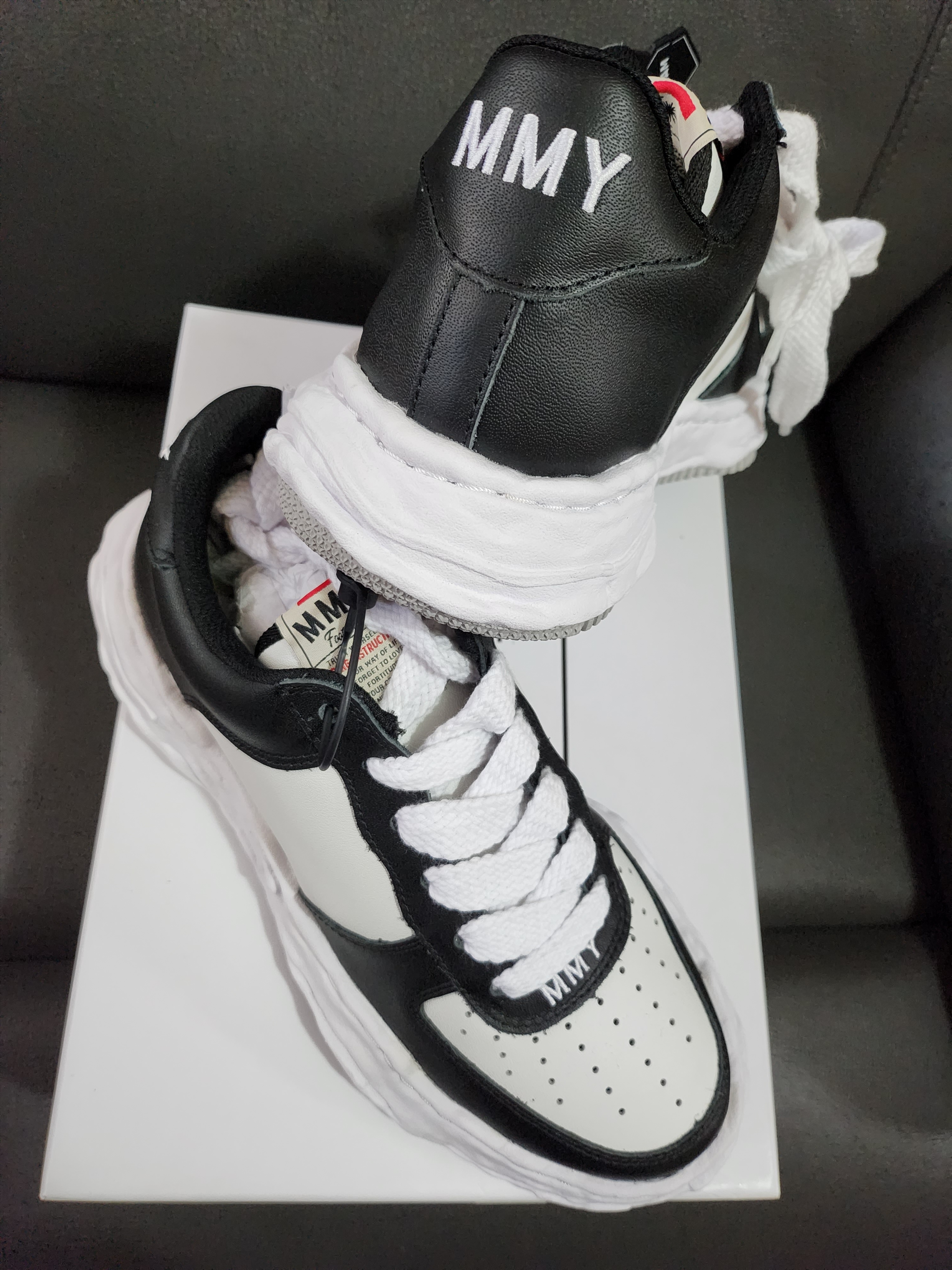 Maison Mihara Yasuhiro Wayne OG Sole Leather Low-top Sneakers Black White 착용 스타일 - 3