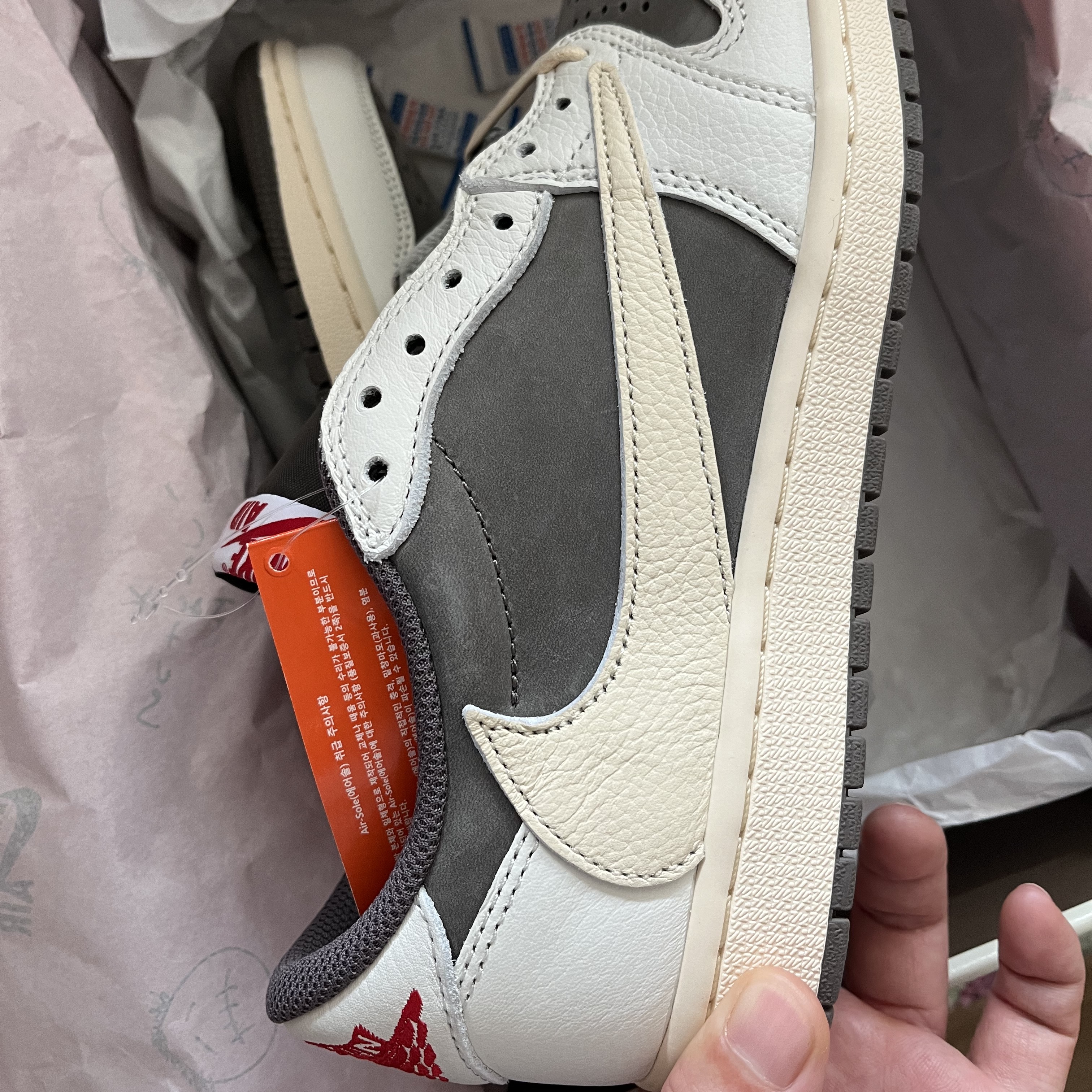 Jordan 1 x Travis Scott Retro Low OG SP Sail and Ridgerock 착용 스타일 - 2