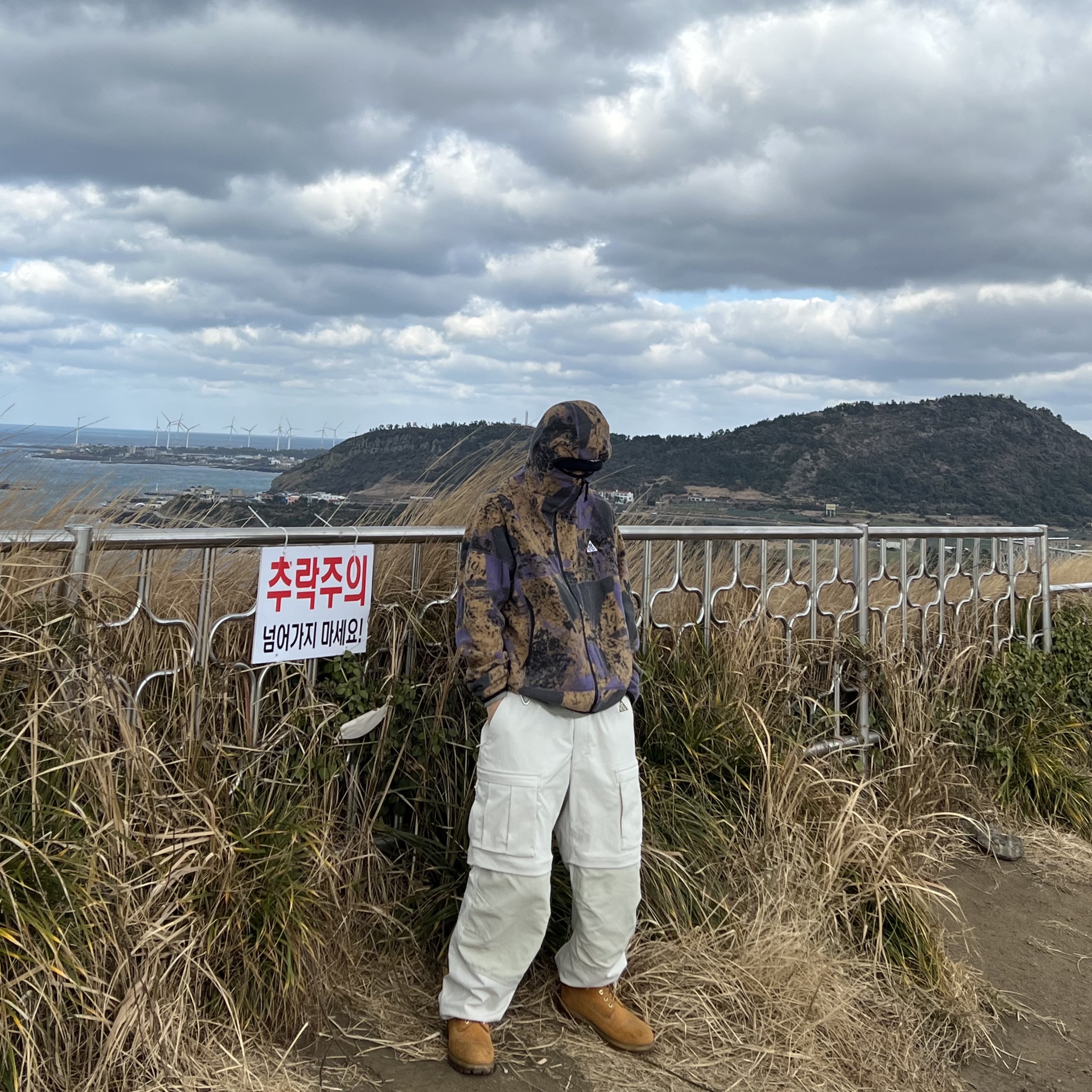 Nike ACG Smith Summit Cargo Pants Light Bone - Asia, Nike ACG Therma-Fit Wolf Tree Fleece Allover Print Full zip Hoodie Canyon Purple Black- Asia 착용 스타일 - 2
