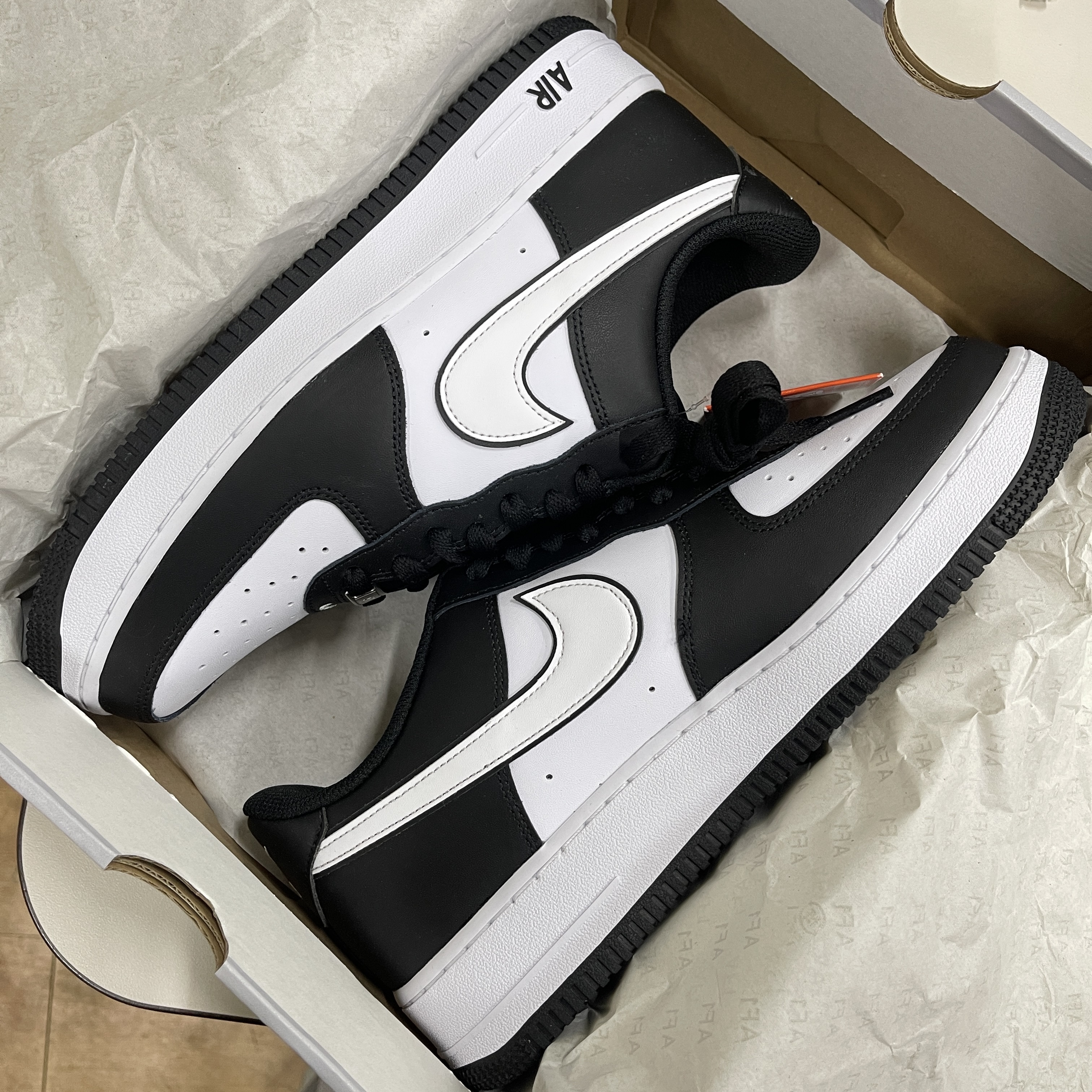 Nike Air Force 1 '07 Black White 착용 스타일 - 1