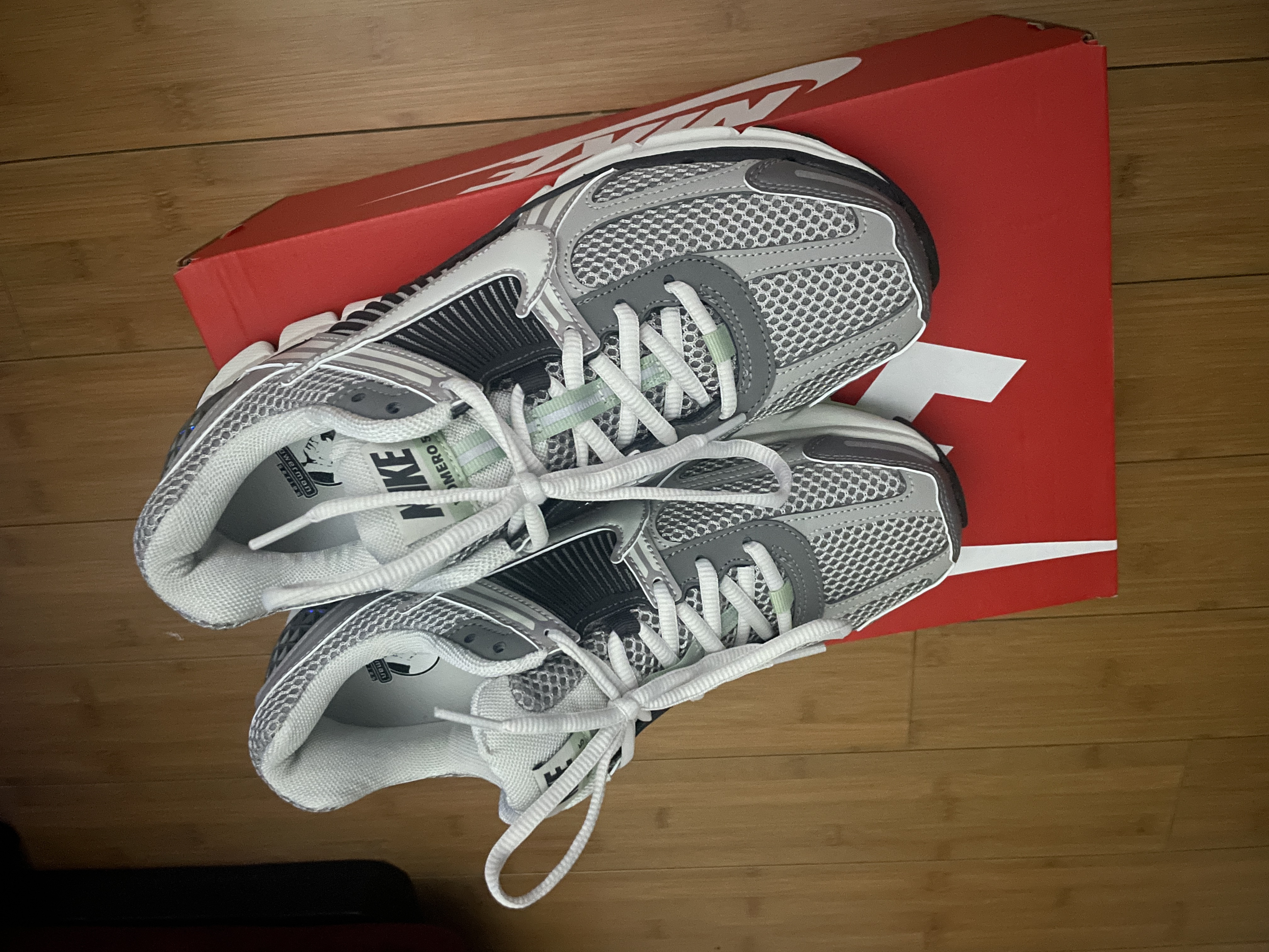 (W) Nike Zoom Vomero 5 Cobblestone and Flat Pewter 착용 스타일