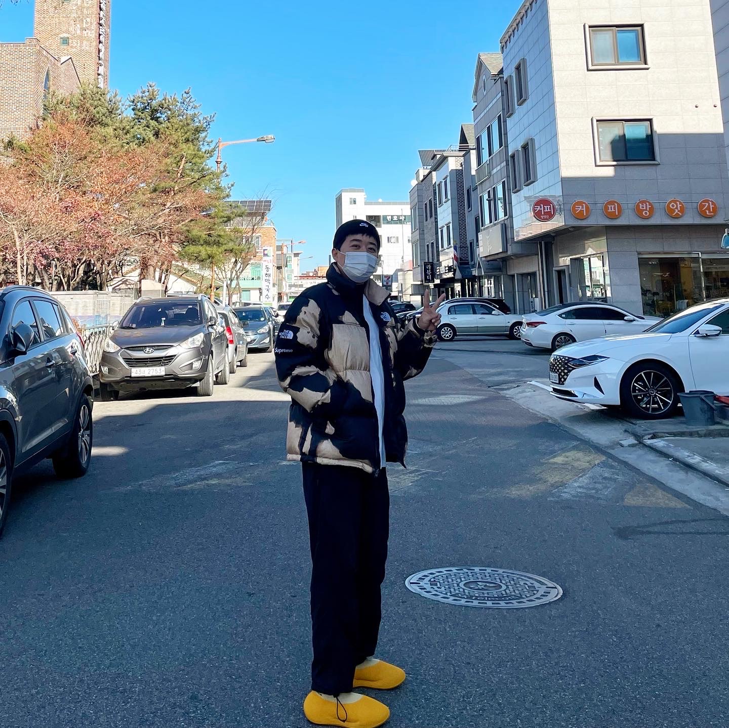 Supreme x The North Face Bleached Denim Print Nuptse Jacket Black - 21FW, Adidas Yeezy Knit RNR Sulfur 착용 스타일