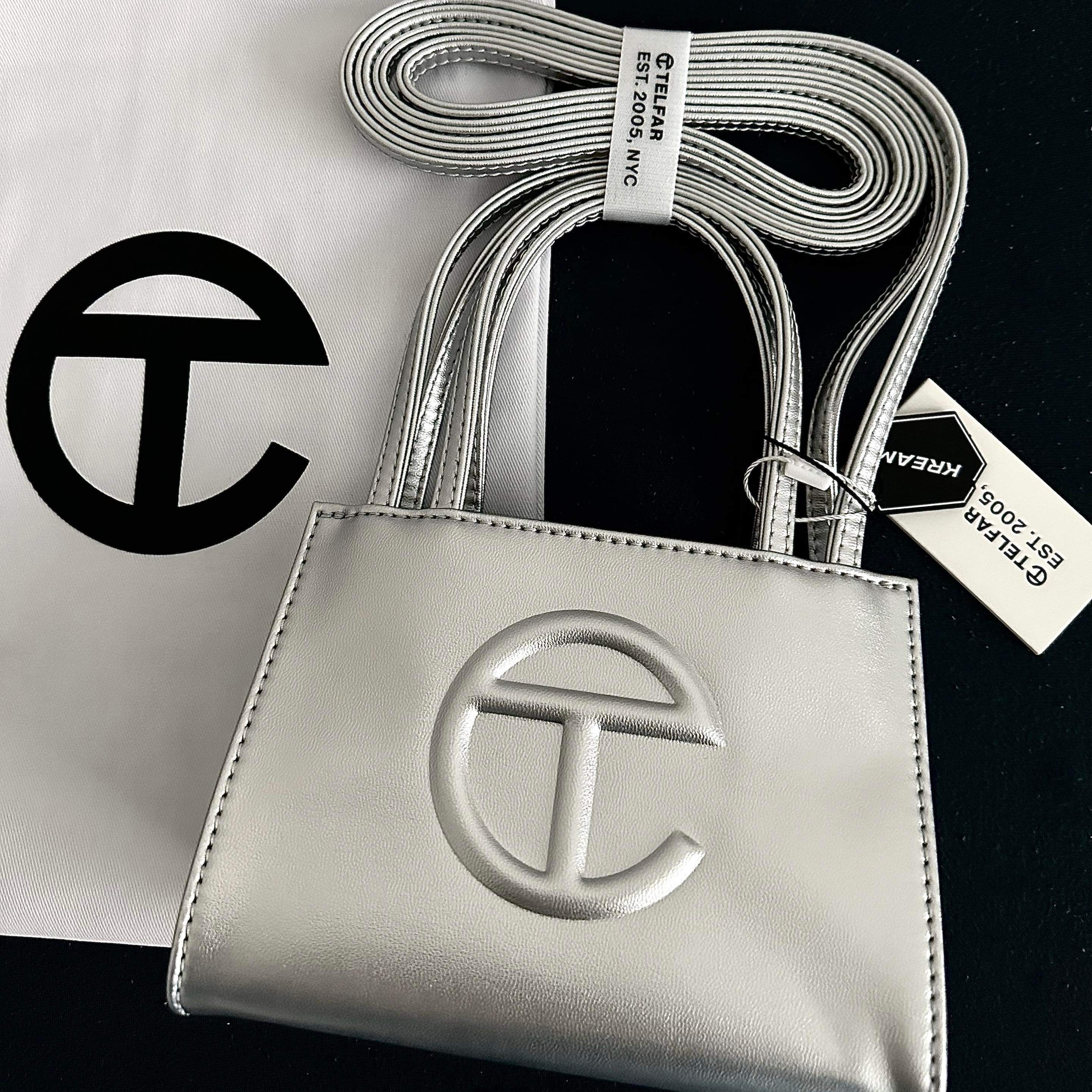 Telfar Small Shopping Bag Silver 착용 스타일