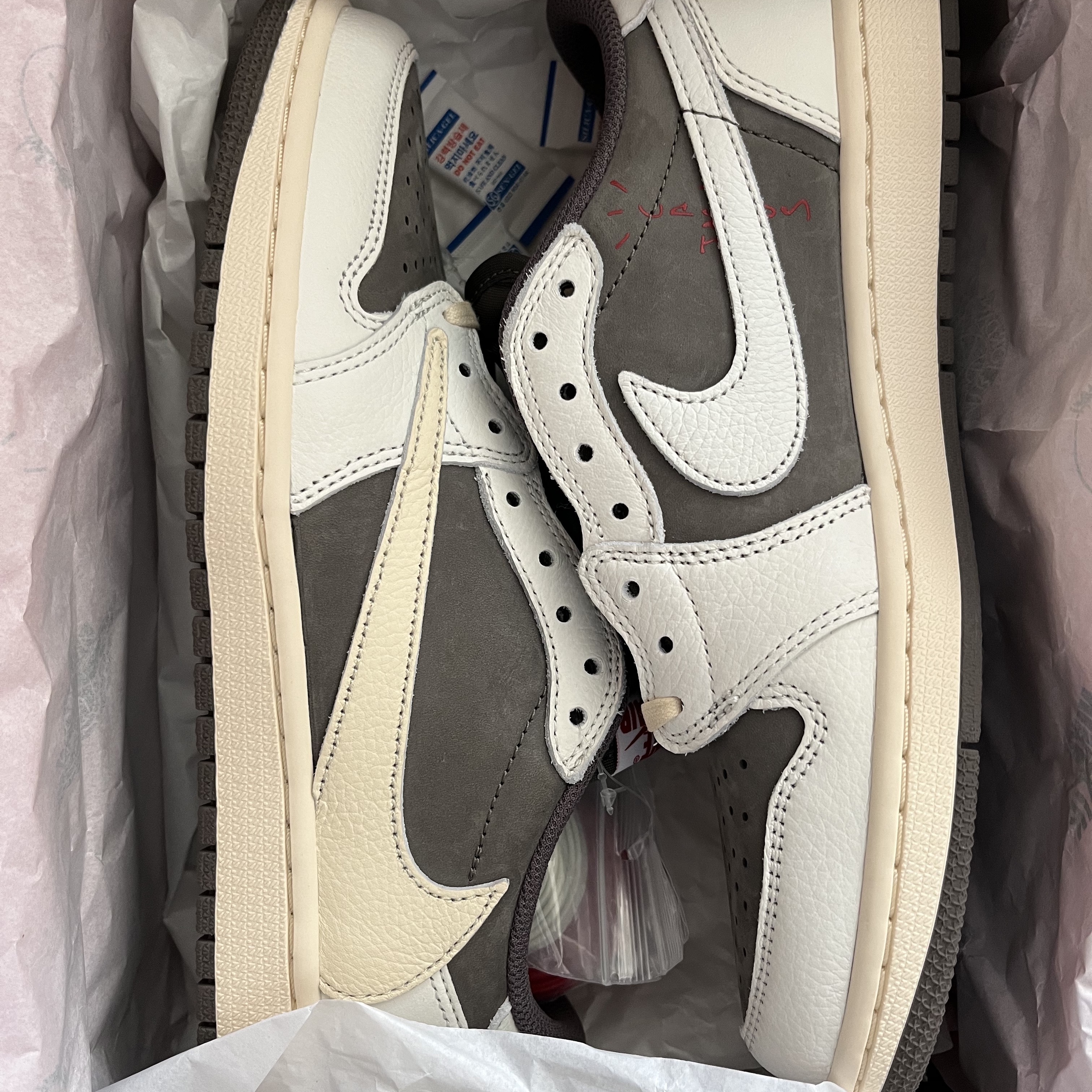Jordan 1 x Travis Scott Retro Low OG SP Sail and Ridgerock 착용 스타일 - 1