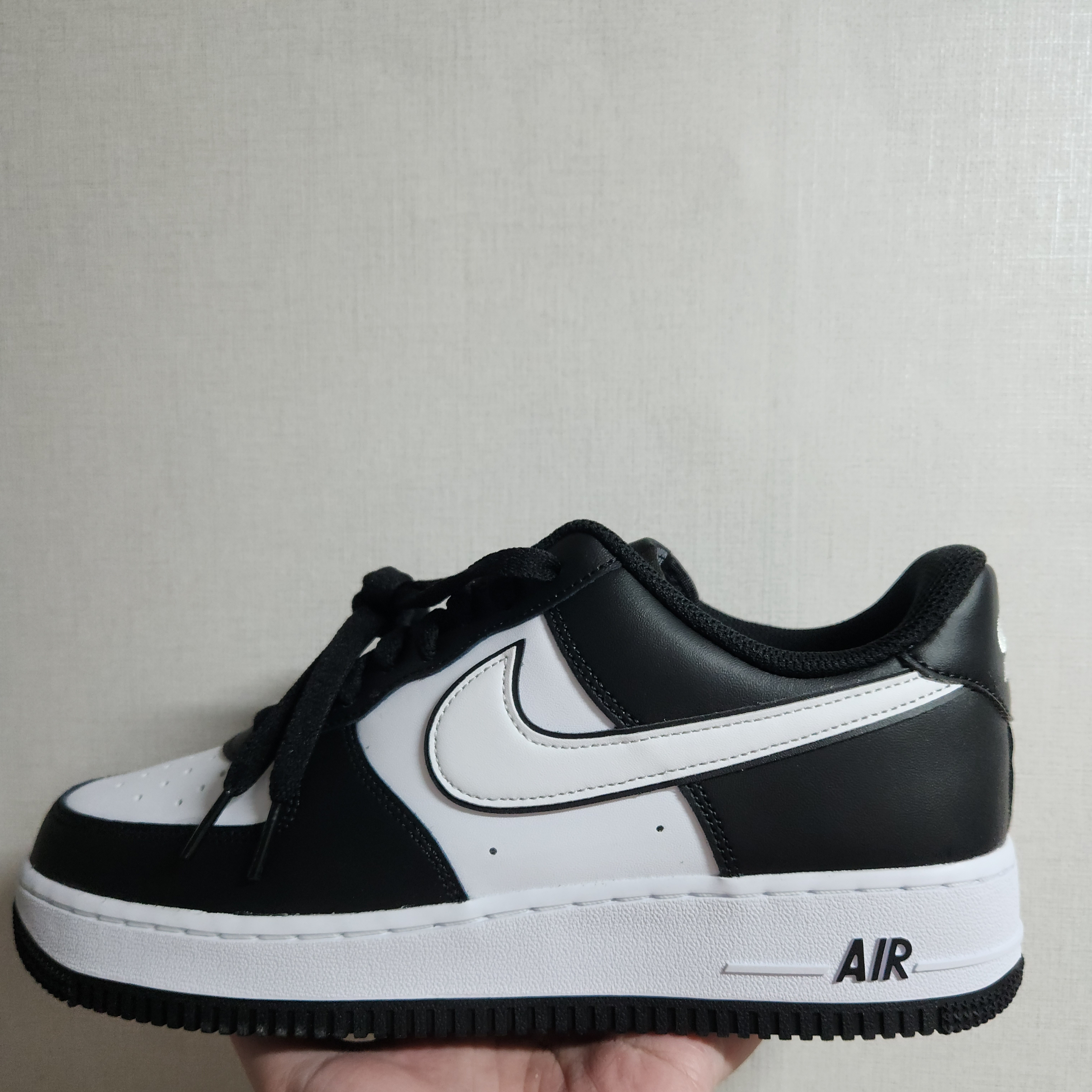 Nike Air Force 1 '07 Black White 착용 스타일 - 1