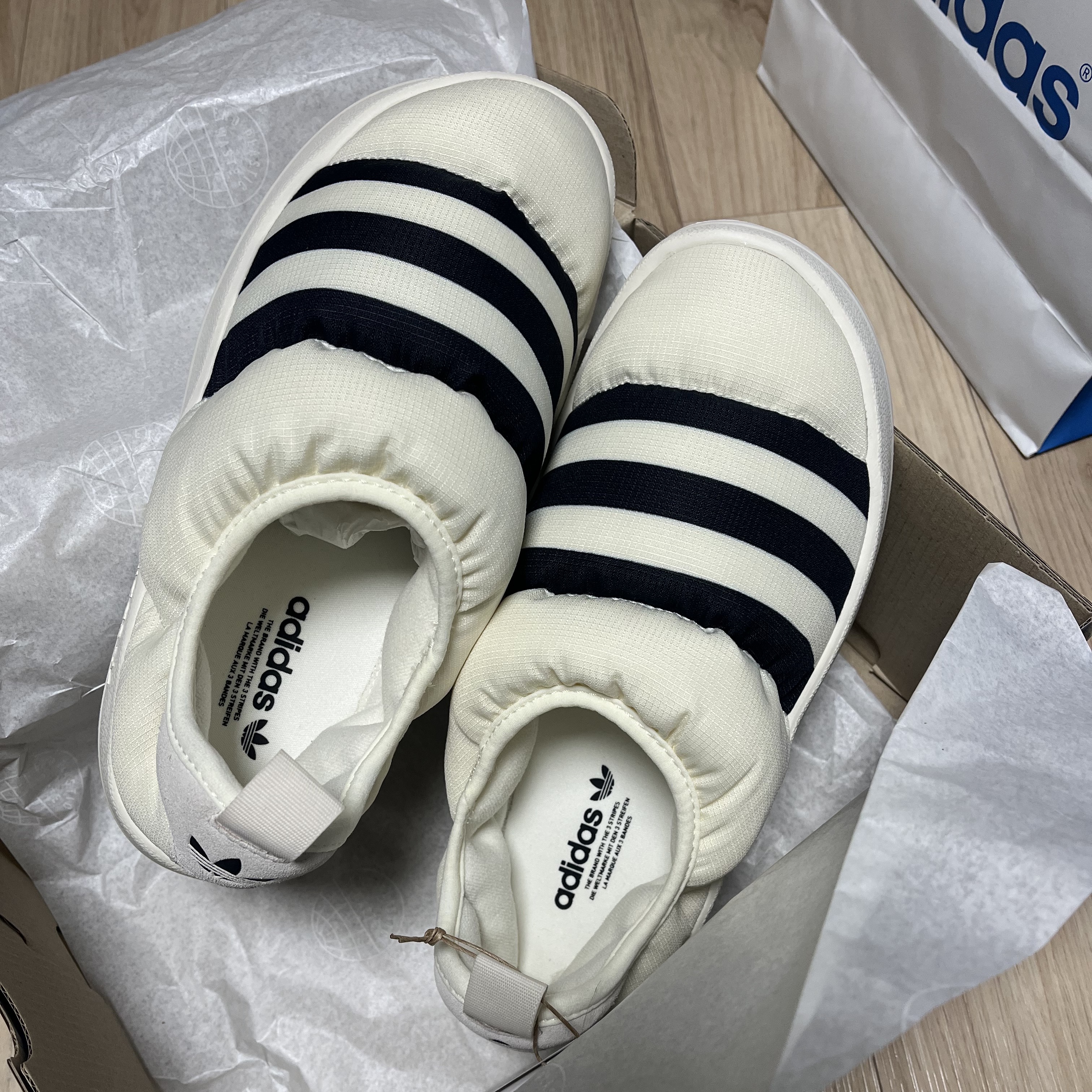 Adidas Puffylette Off White 착용 스타일