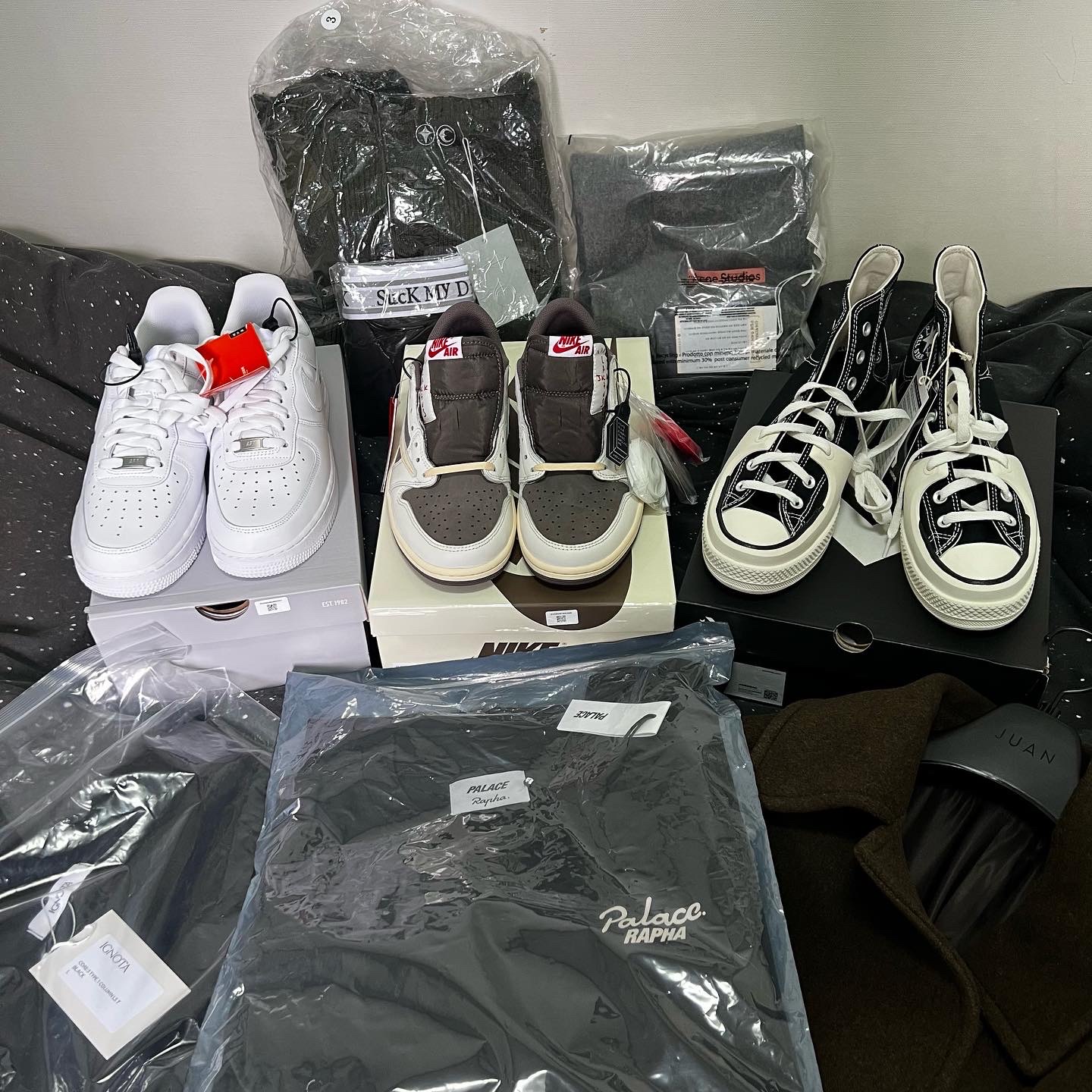 Jordan 1 x Travis Scott Retro Low OG SP Sail and Ridgerock, Nike Air Force 1 '07 Low White 착용 스타일