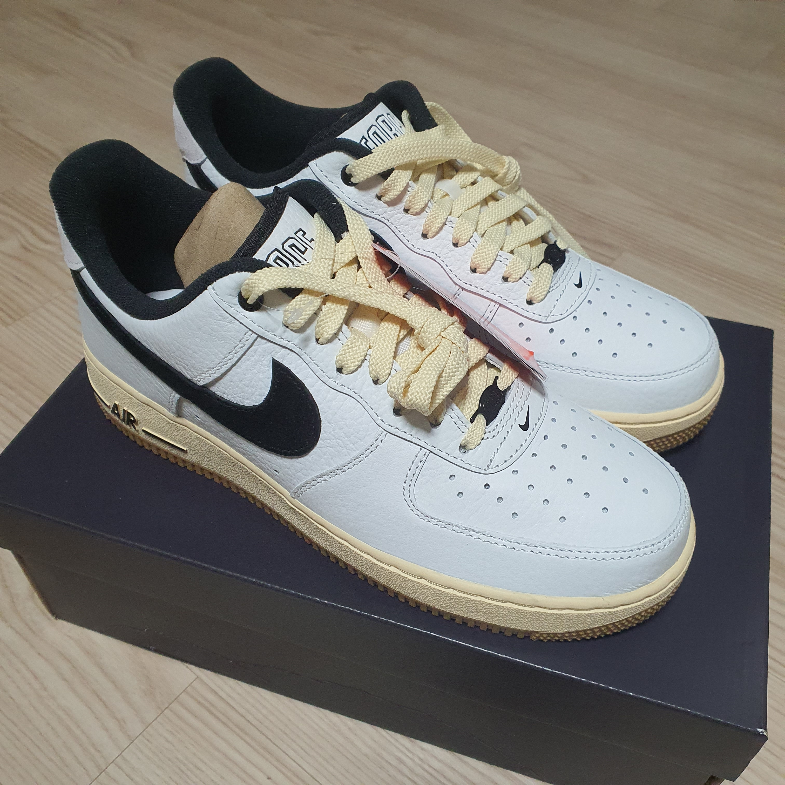 (W) Nike Air Force 1 '07 LX Black and Summit White 착용 스타일 - 2