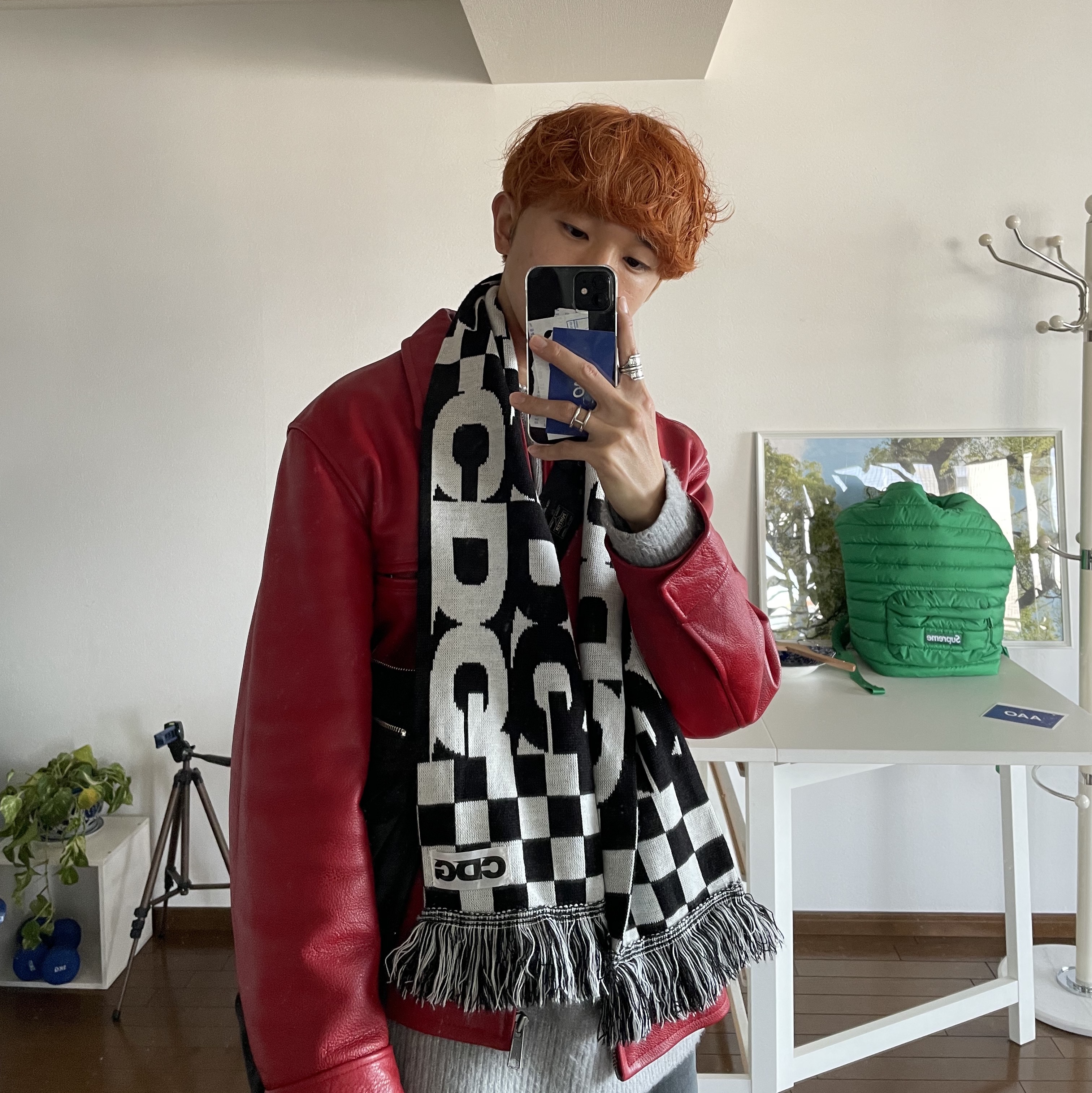 CDG Logo Check Muffler White Black 착용 스타일 - 1