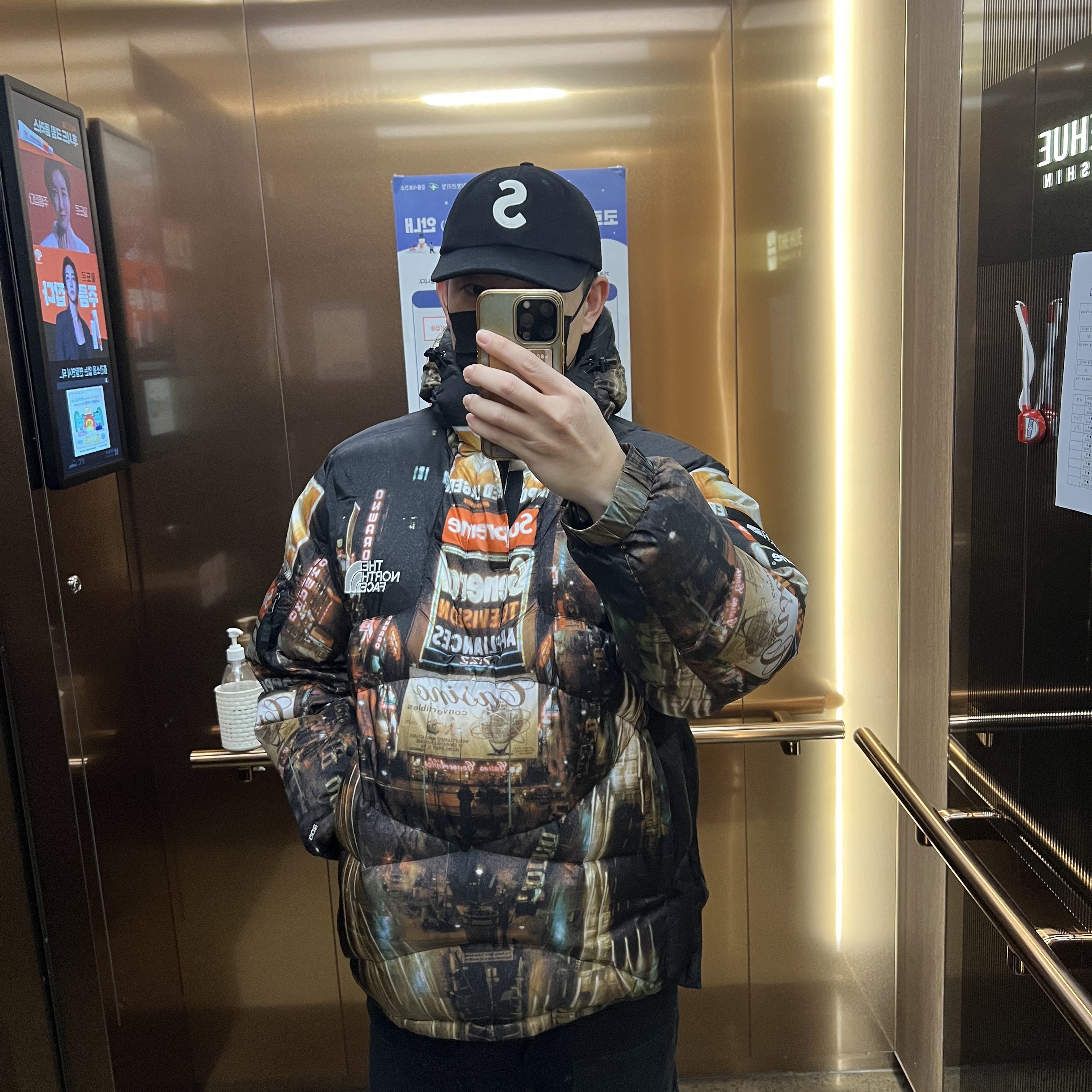 Supreme x The North Face 800-Fill Half Zip Hooded Pullover Times Square - 22FW 착용 스타일