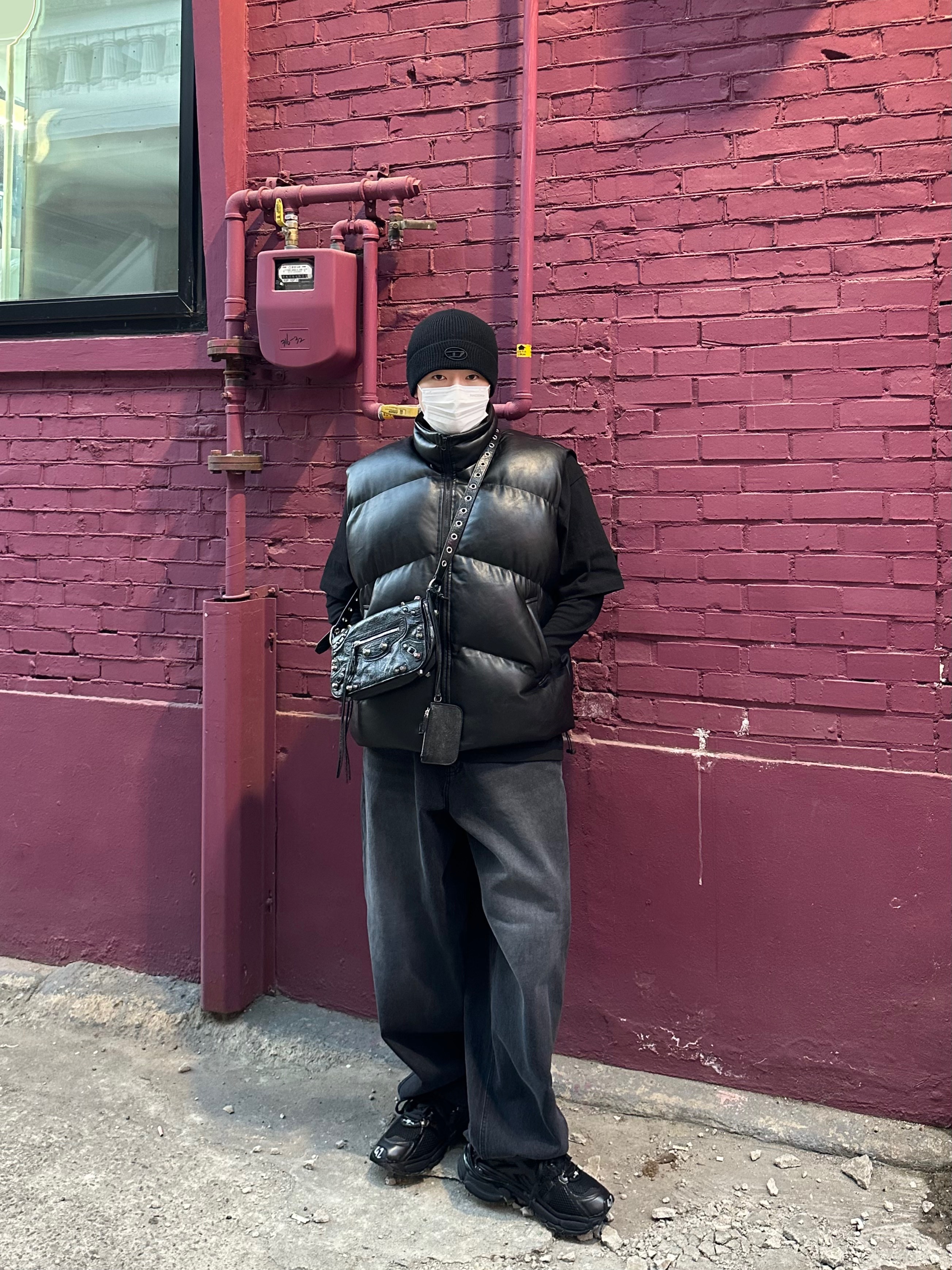 Balenciaga Arena Lambskin Le Cagole XS Shoulder Bag Black, Balenciaga Runner Sneakers Black 착용 스타일 - 1