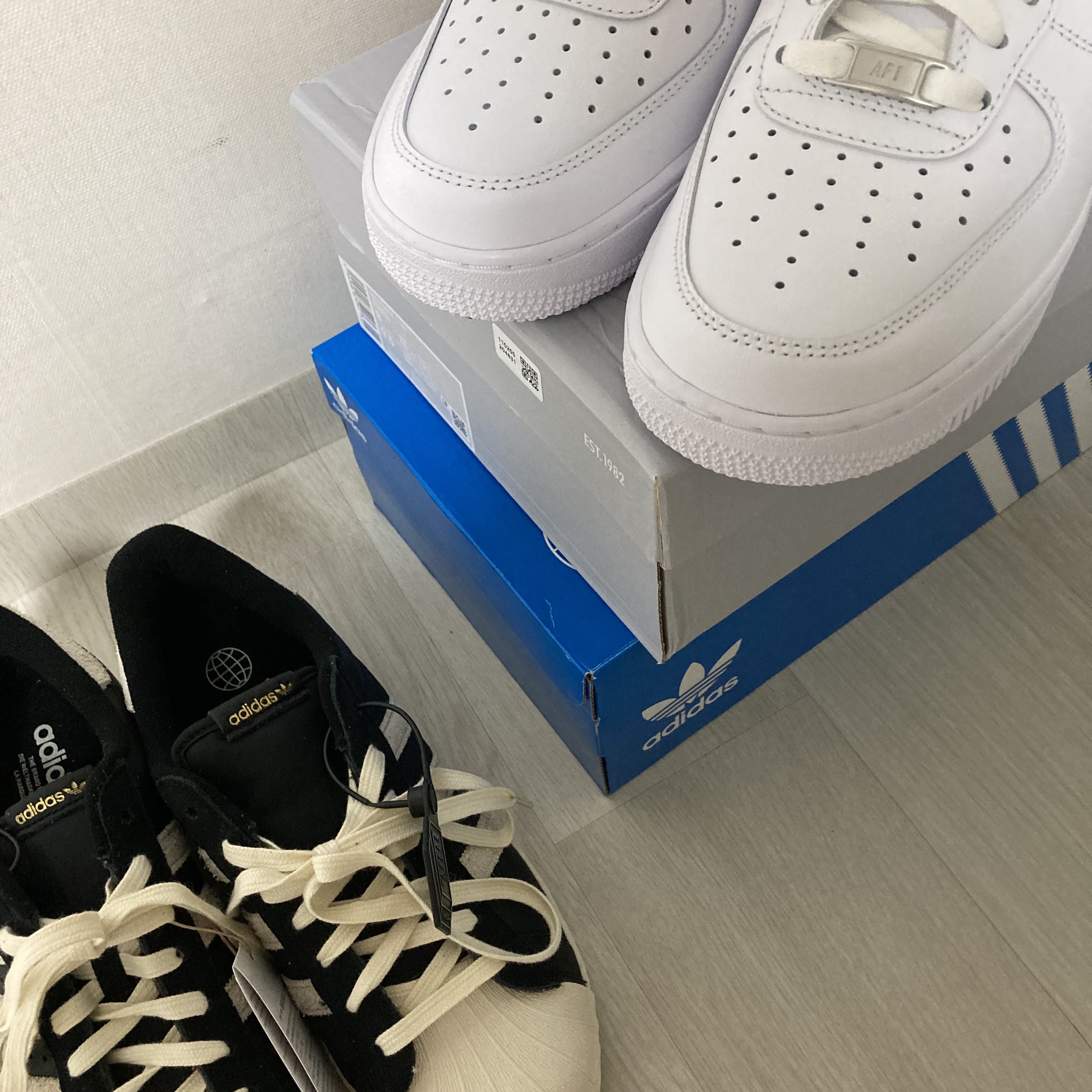 Nike Air Force 1 '07 Low White, Adidas Superstar 82 Black White 착용 스타일 - 2