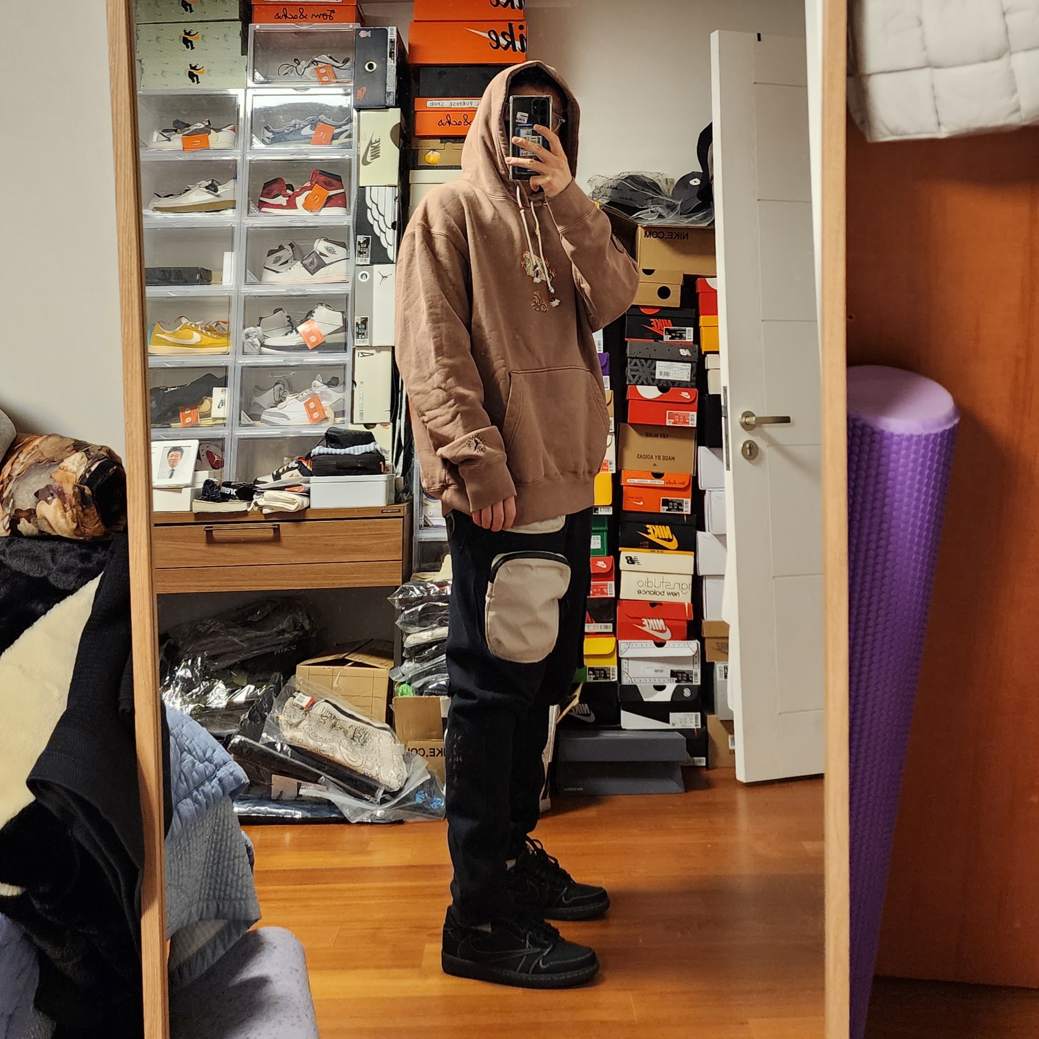 Jordan 1 x Travis Scott Retro Low OG SP Black Phantom, Jordan x Travis Scott Hoodie Antique Brown - US/EU 착용 스타일 - 3