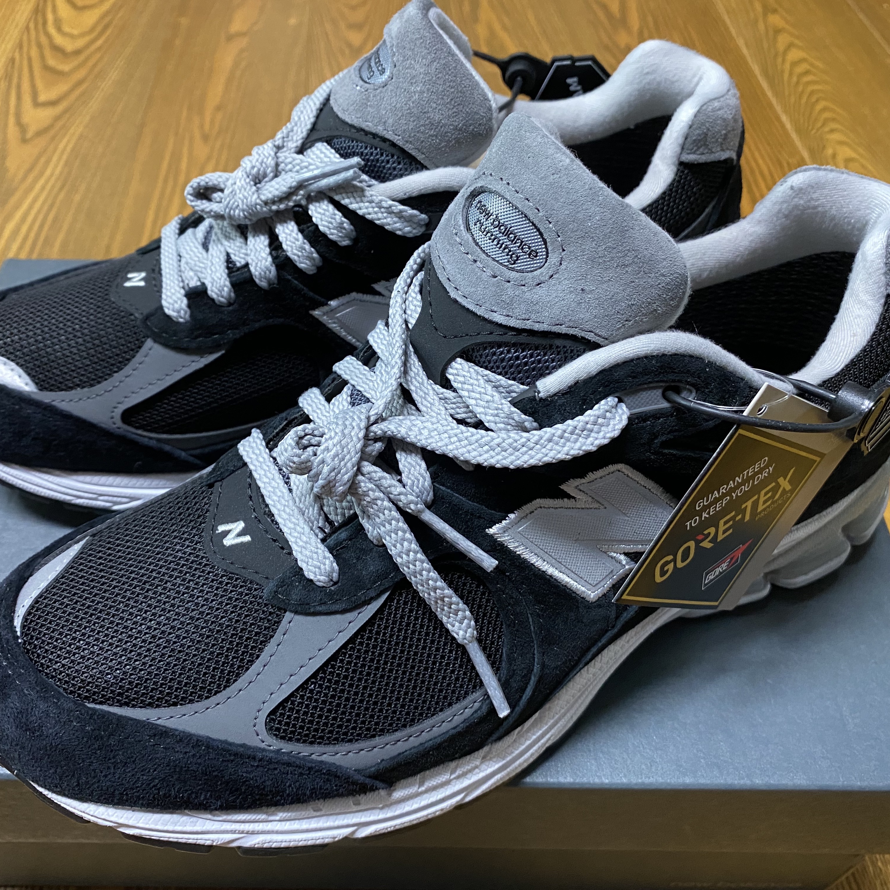 New Balance 2002R Gore-Tex Black Silver Metalic 착용 스타일 - 2