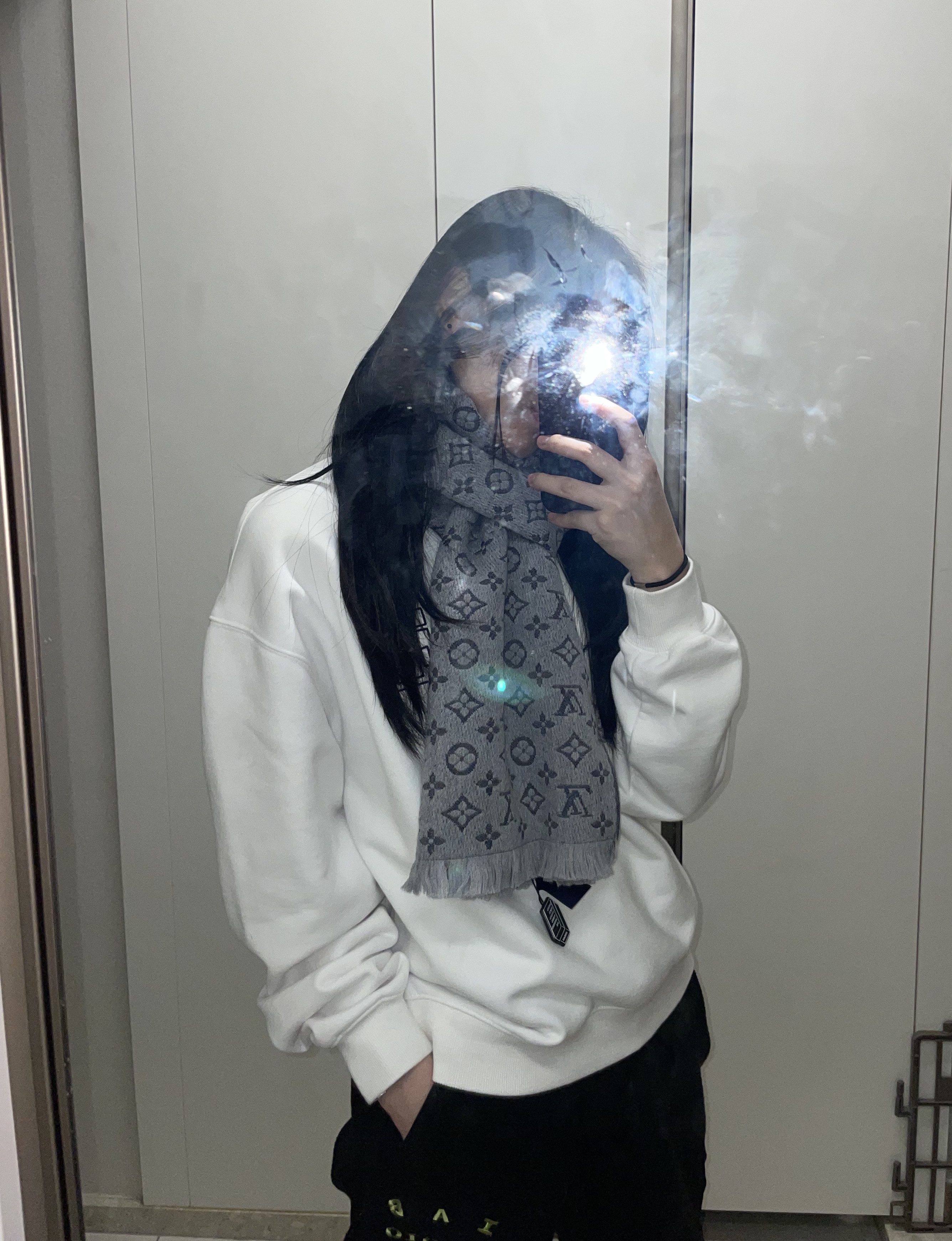 Louis Vuitton Monogram Classic Muffler Light Grey, IAB Studio x Asics Fleece Pants Black 착용 스타일 - 2