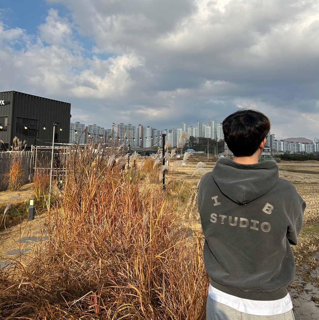 IAB Studio Pigment Hoodie & Sack Black 착용 스타일