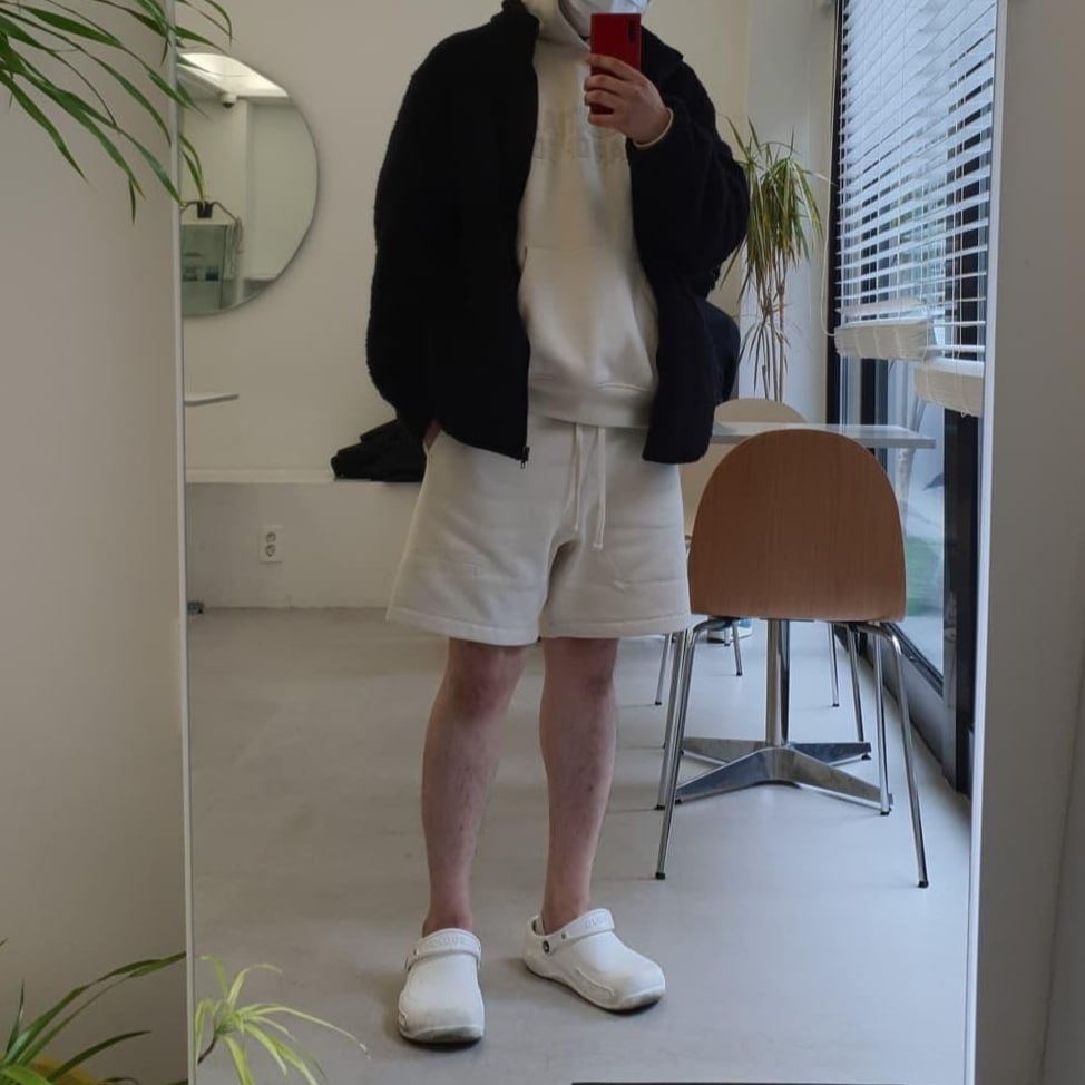 Essentials Hoodie Egg Shell - 22FW, Essentials Sweatshorts Egg Shell - 22FW 착용 스타일