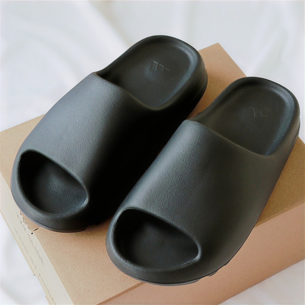 Adidas Yeezy Slide Onyx 착용 스타일 - 1