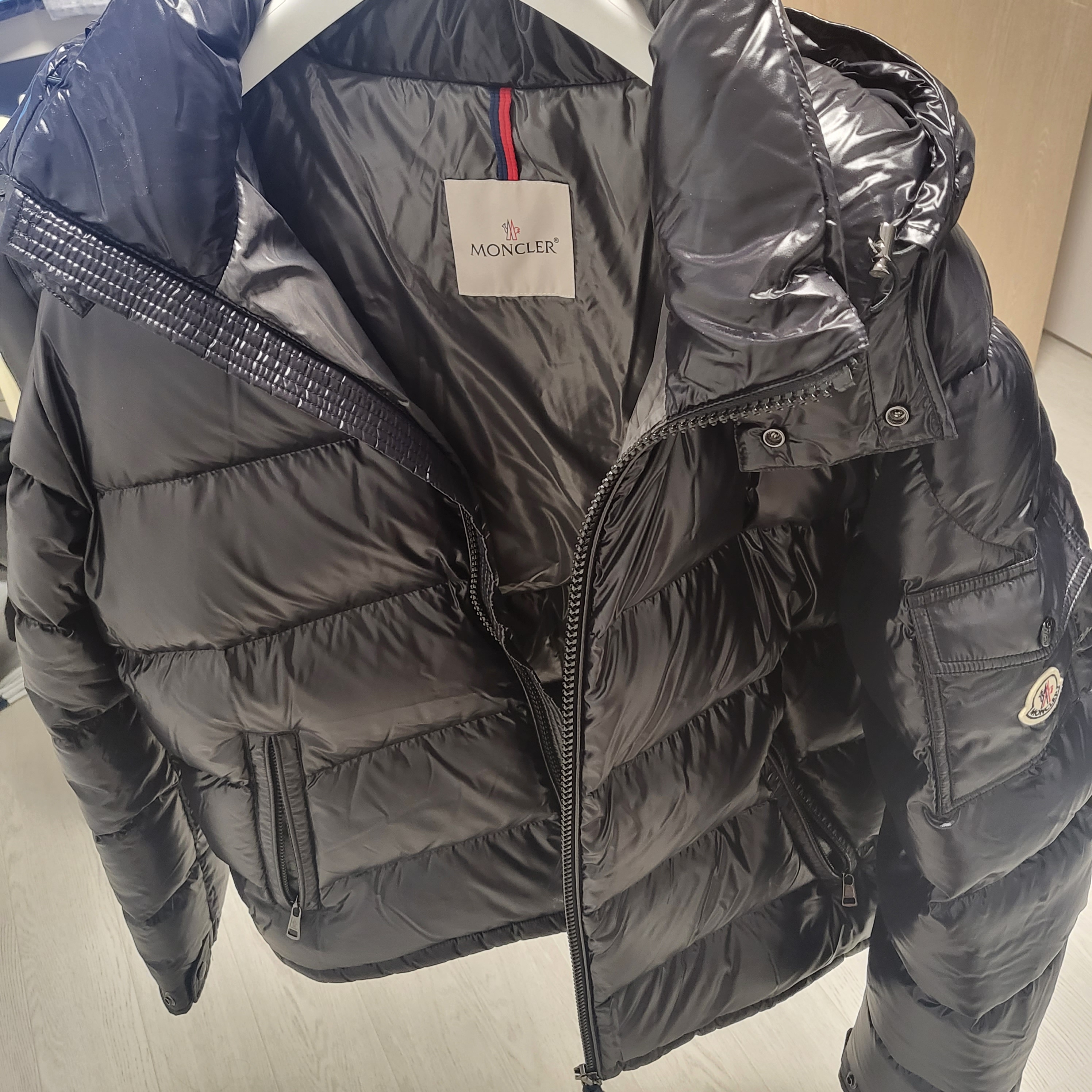 Moncler Maya Short Down Jacket Black - 22FW 착용 스타일 - 2