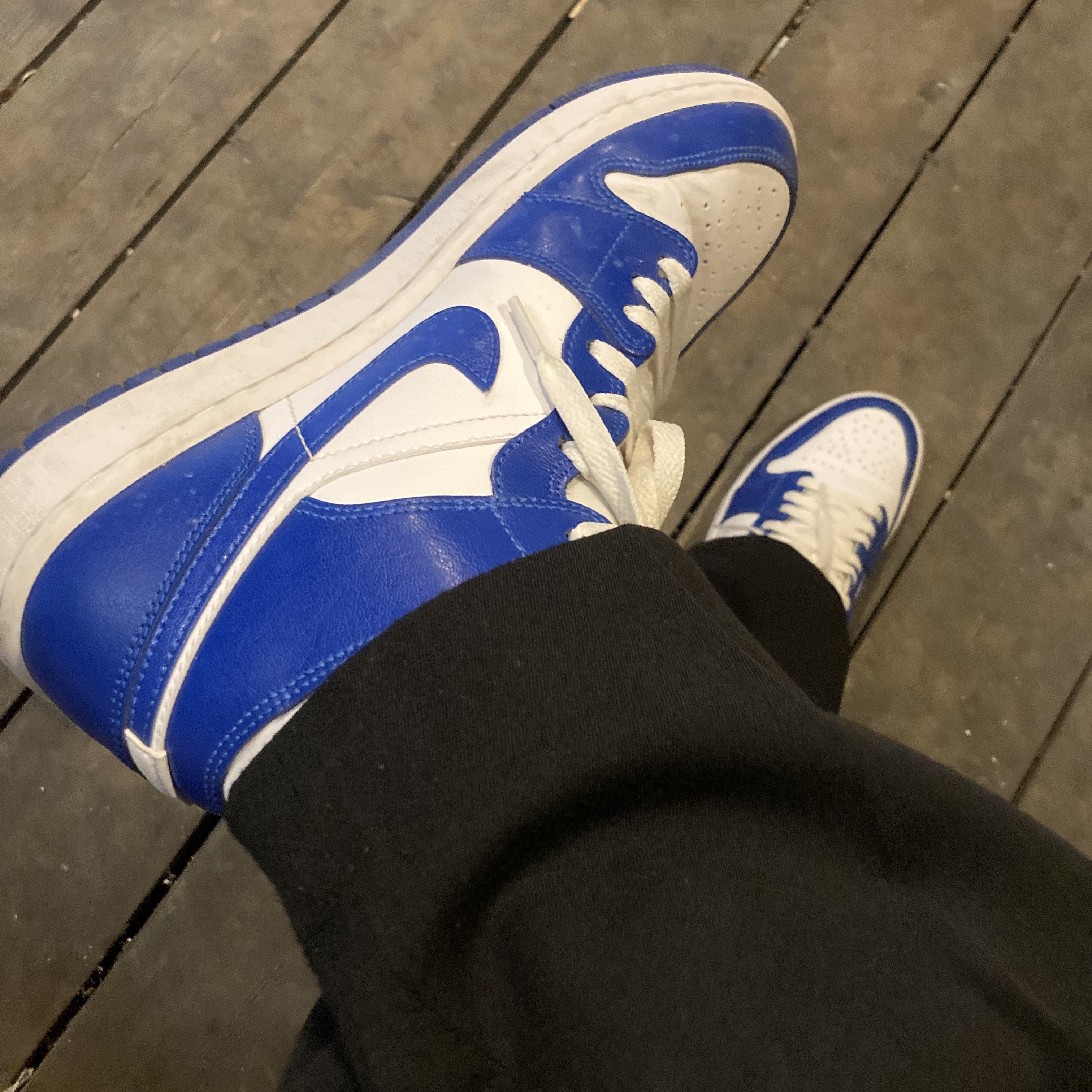 (W) Jordan 1 Mid White Hyper Royal 착용 스타일