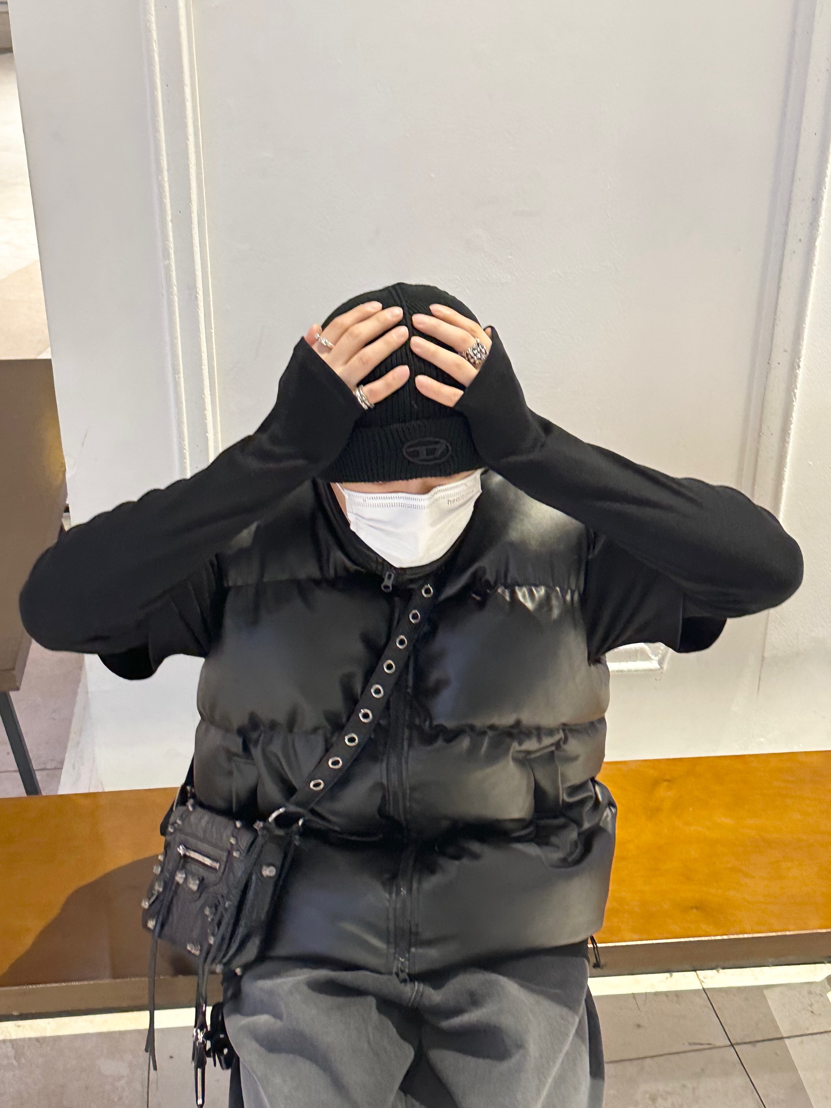 Balenciaga Arena Lambskin Le Cagole XS Shoulder Bag Black, Balenciaga Runner Sneakers Black 착용 스타일 - 3