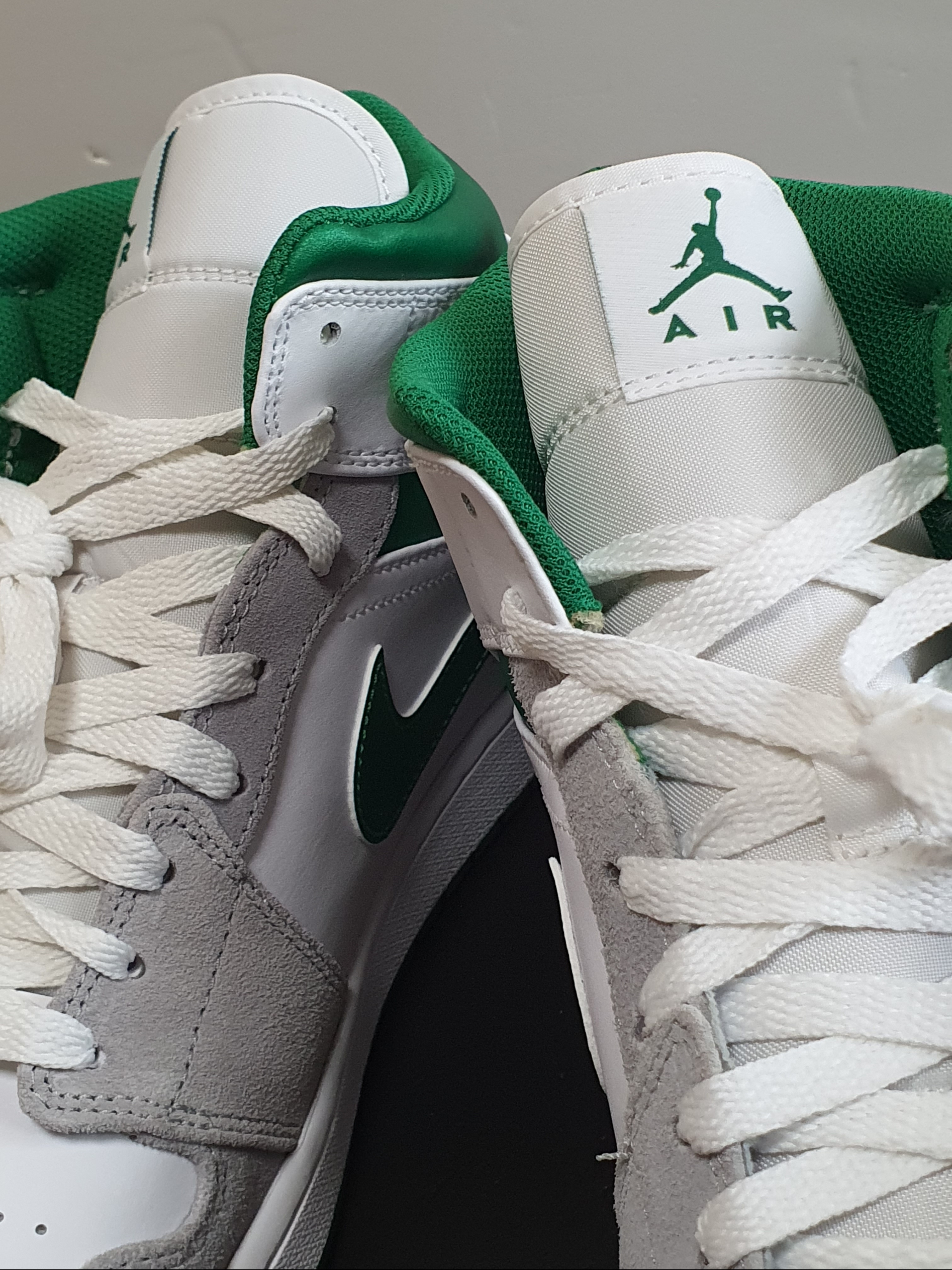 Jordan 1 Mid SE Pine Green Light Smoke Grey 착용 스타일 - 5