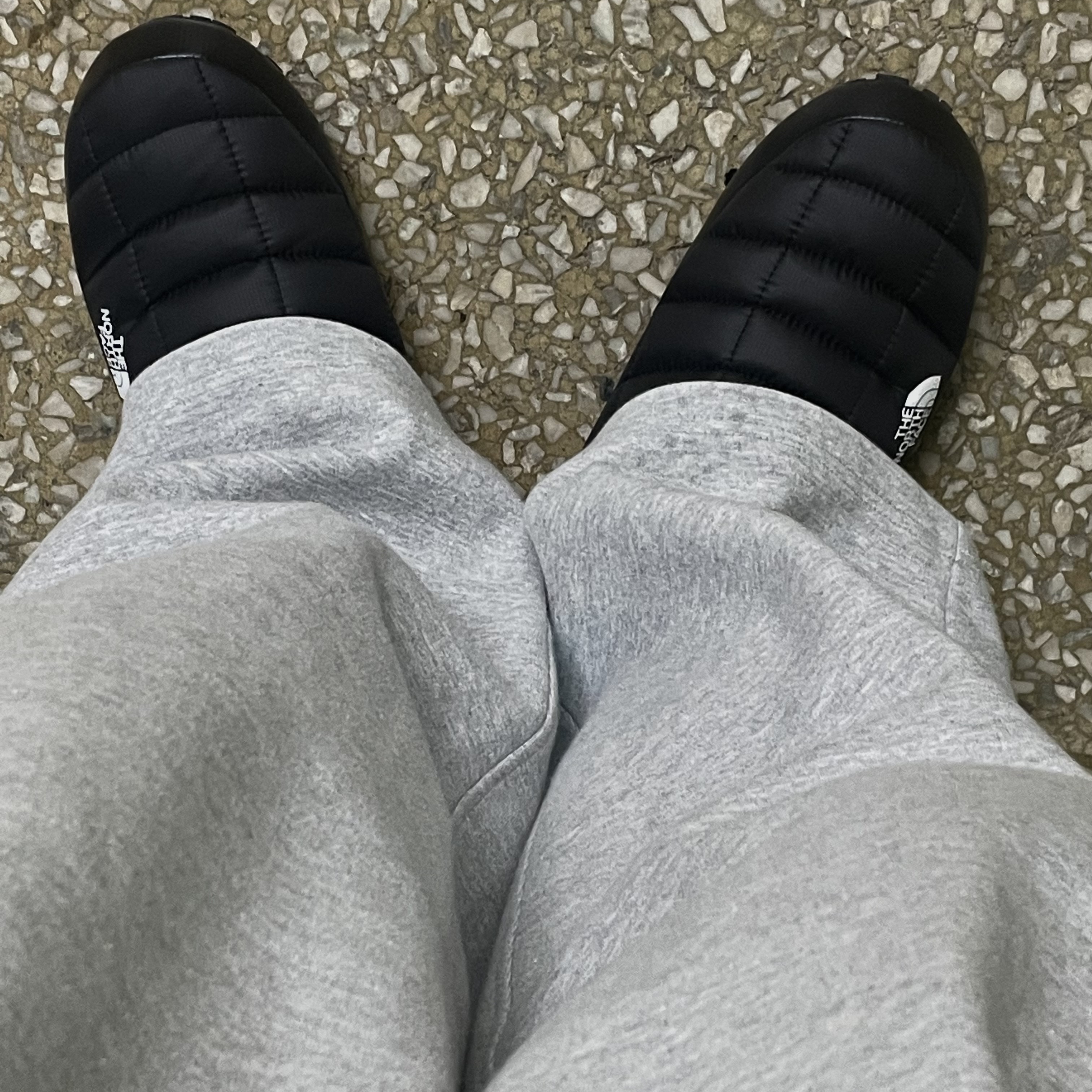 The North Face Thermoball Traction Mule V Black 착용 스타일