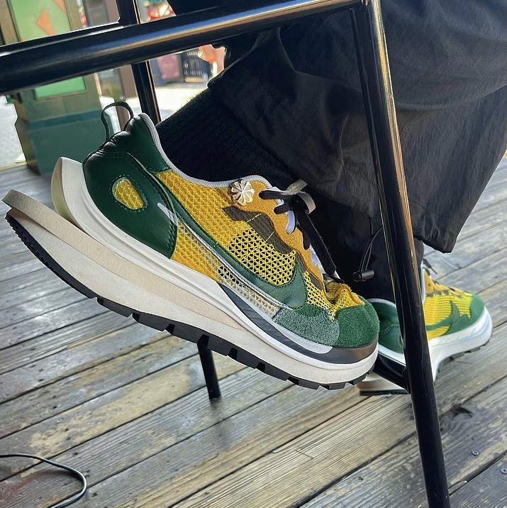 Nike x Sacai VaporWaffle Tour Yellow & Gorge Green Sail 착용 스타일