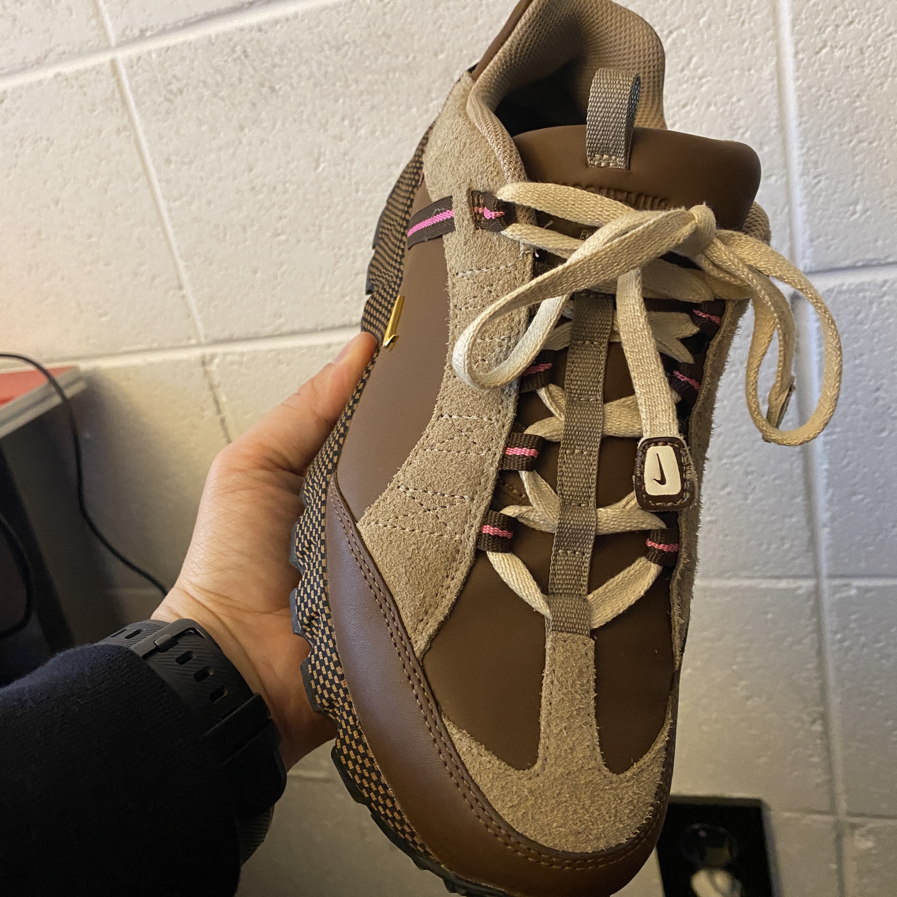 Nike x Jacquemus Air Humara LX Ale Brown and Gold 착용 스타일 - 2