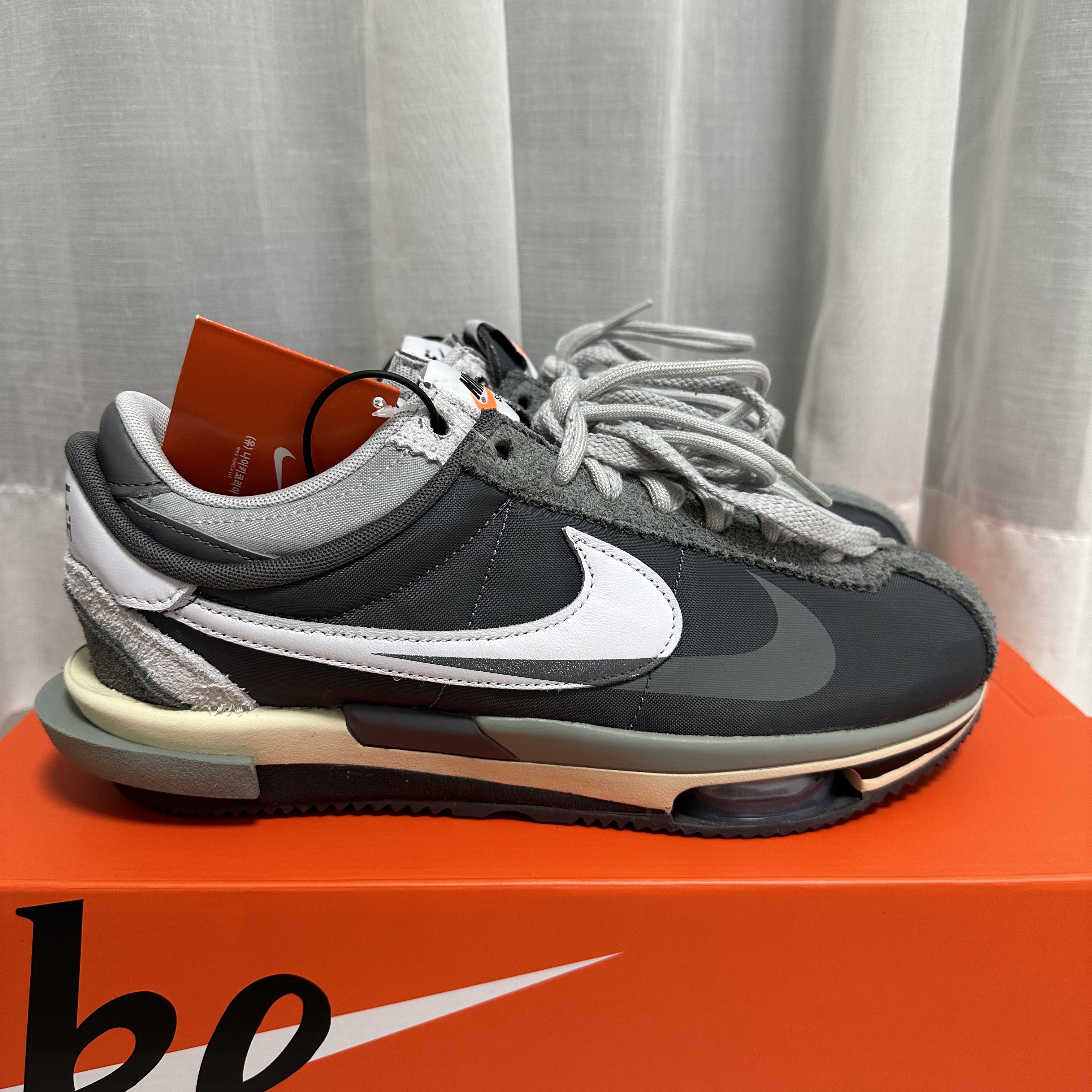 Nike x Sacai Zoom Cortez SP Iron Grey 착용 스타일 - 3