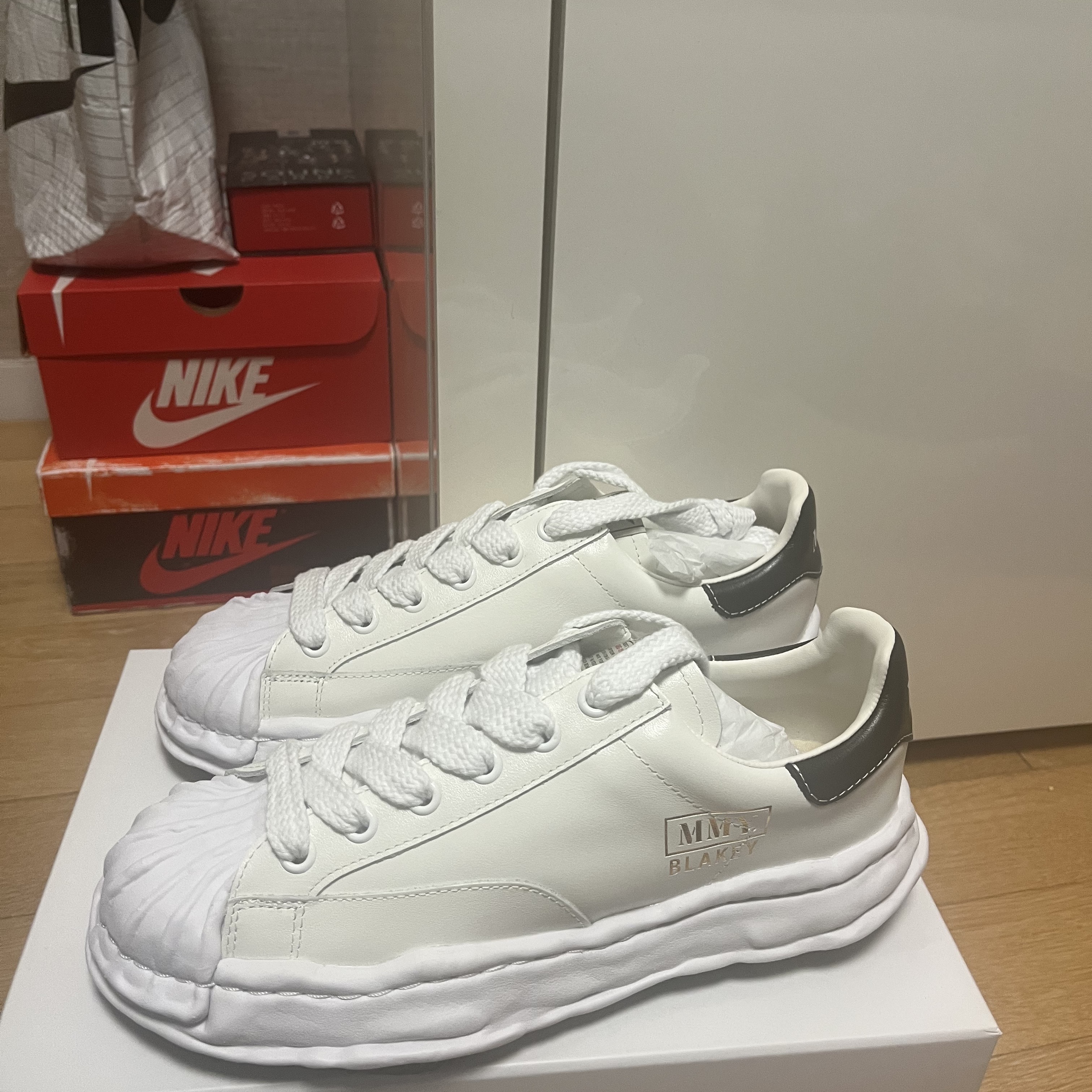 Maison Mihara Yasuhiro Blakey OG Sole Leather Low-top Sneakers White 착용 스타일