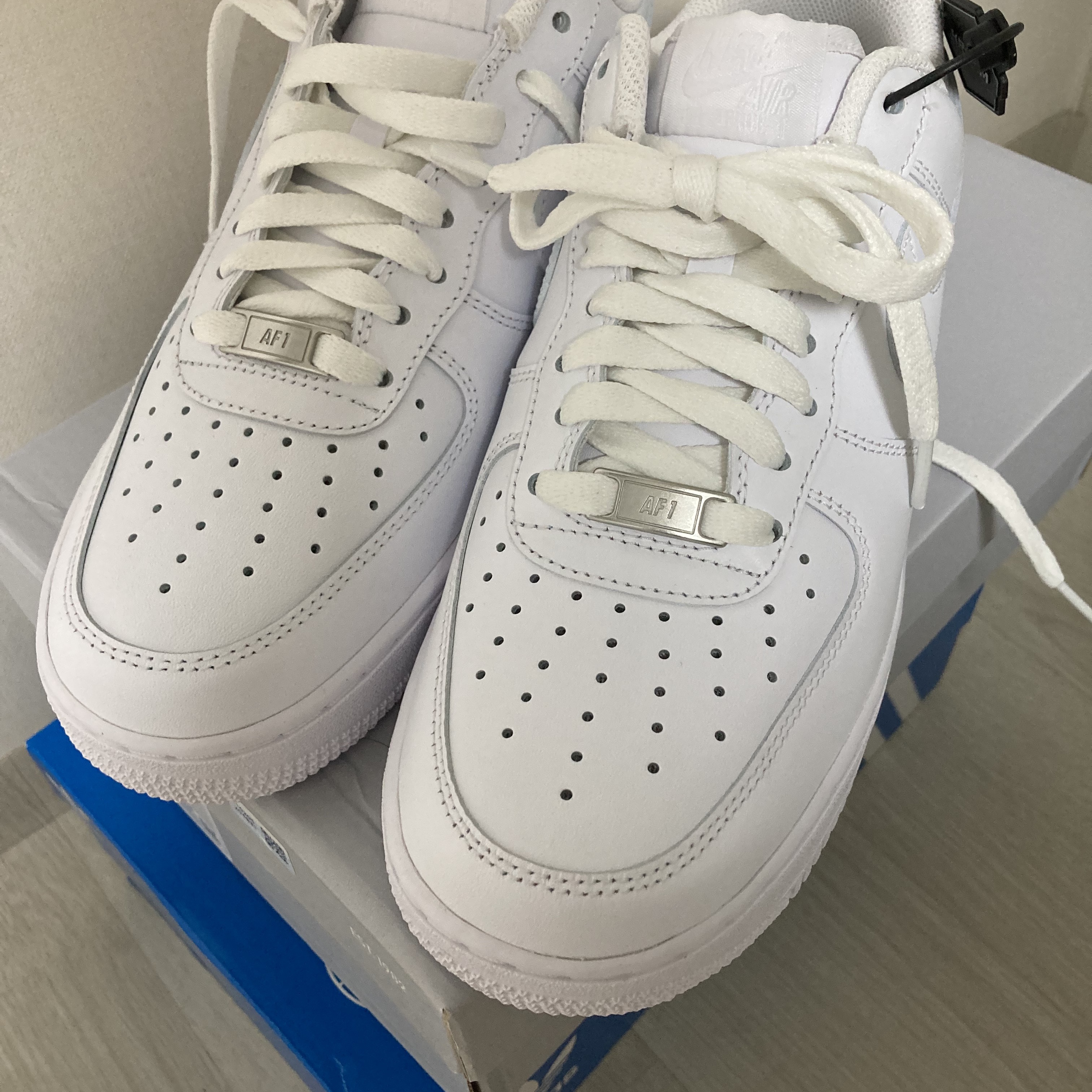 Nike Air Force 1 '07 Low White, Adidas Superstar 82 Black White 착용 스타일 - 1