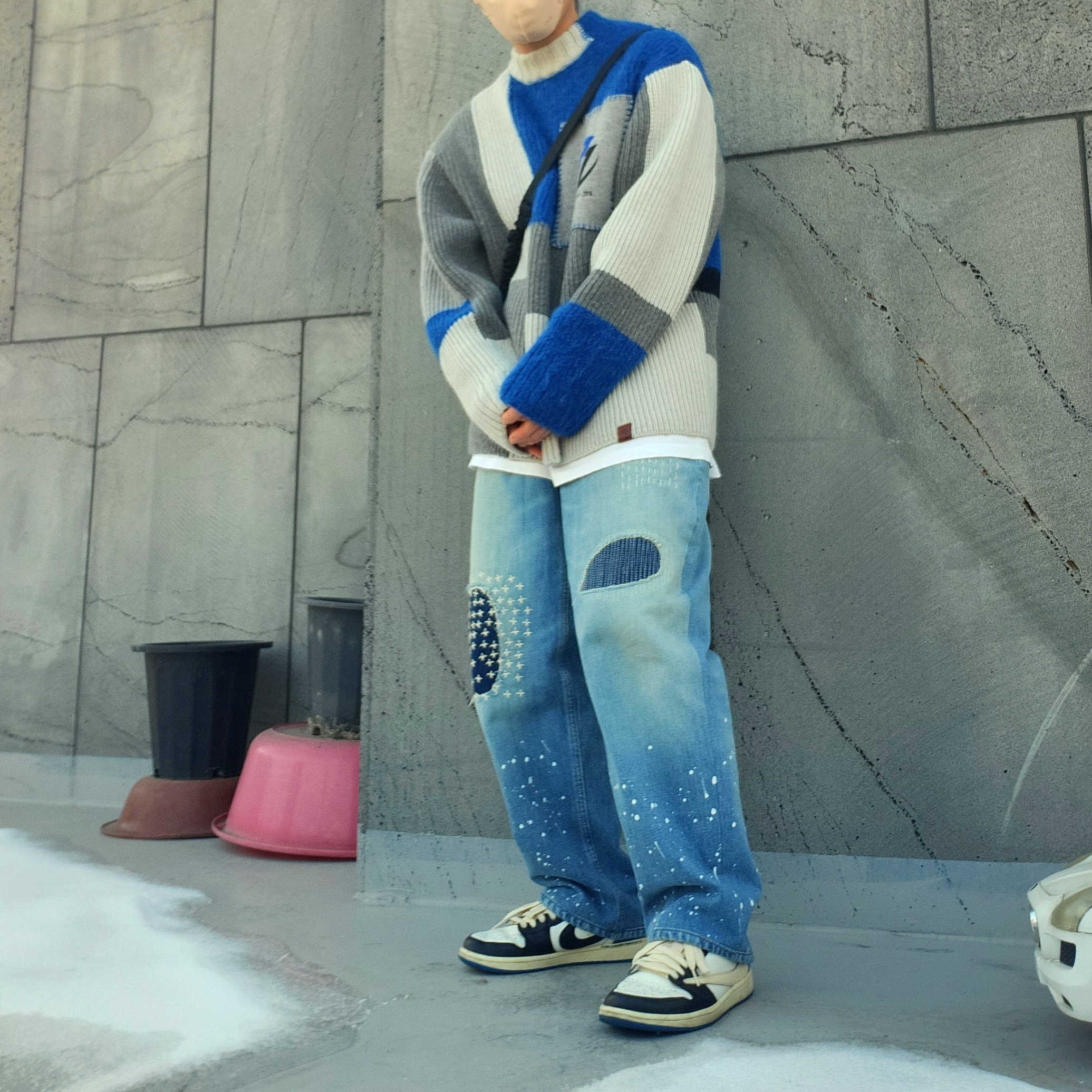 Zara x Ader Error Patchwork Jeans Blue, Zara x Ader Error Patchwork Oversize Knit Sweater Multicolor 착용 스타일 - 2