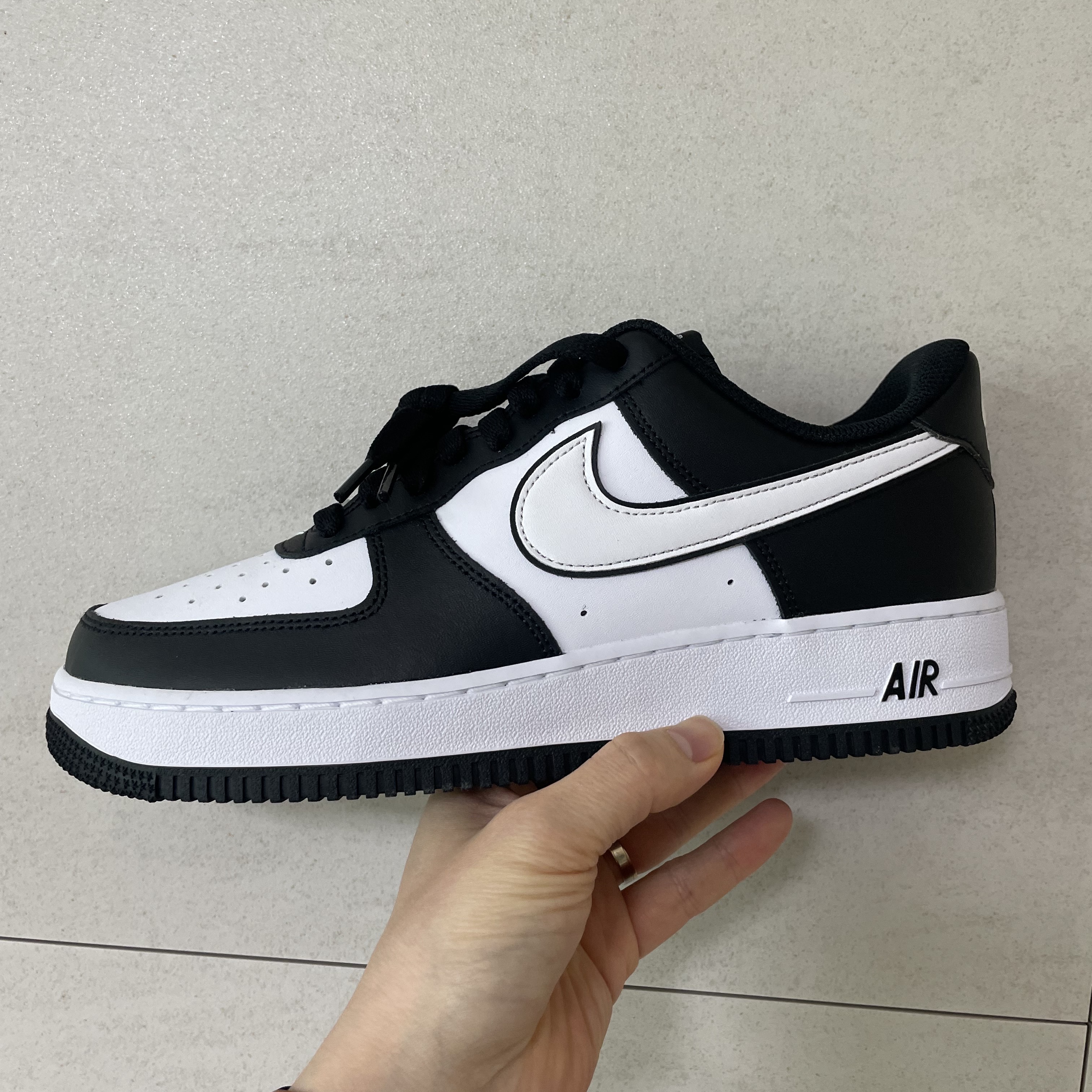 Nike Air Force 1 '07 Black White 착용 스타일 - 1