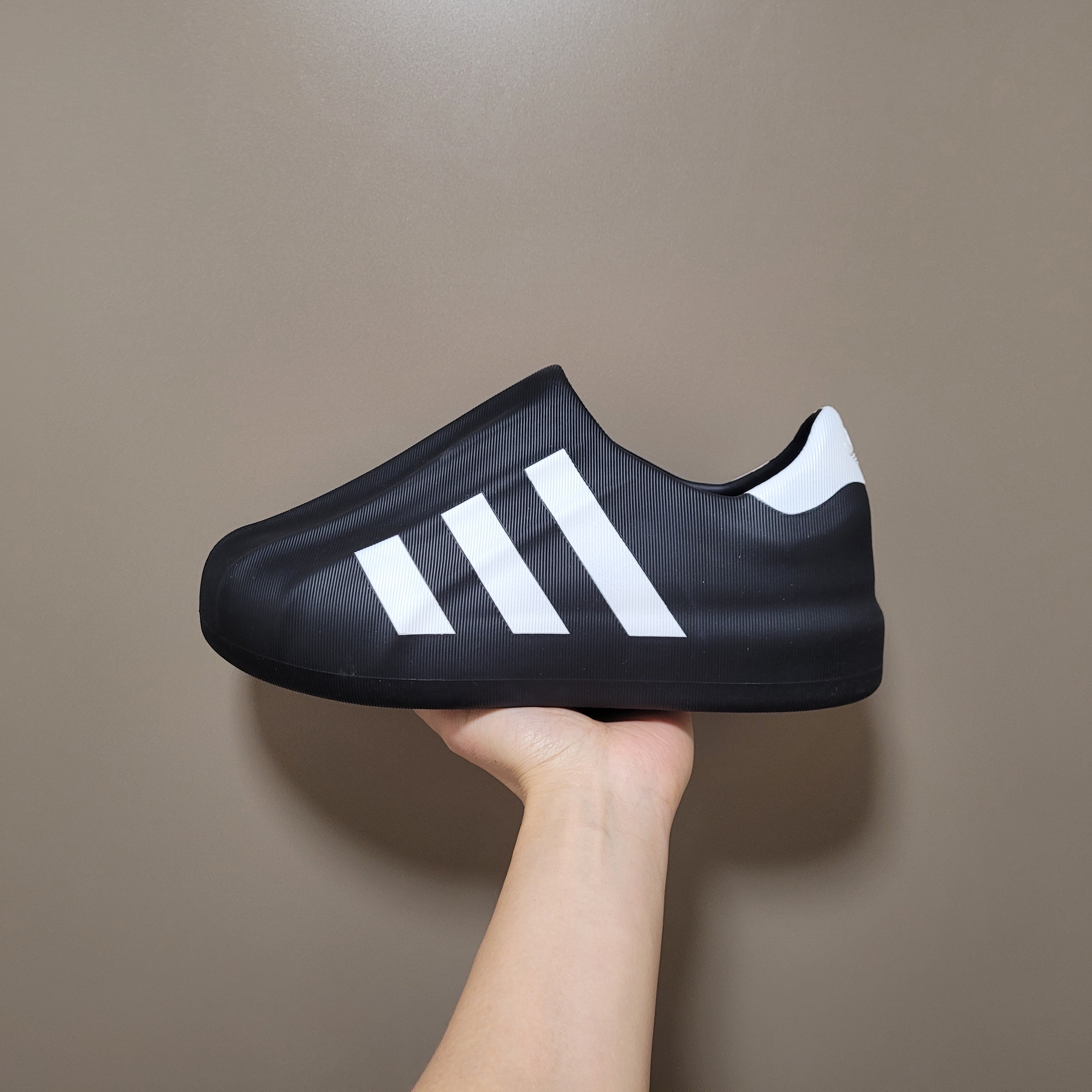 Adidas Adifom Superstar Core Black Cloud White 착용 스타일 - 1