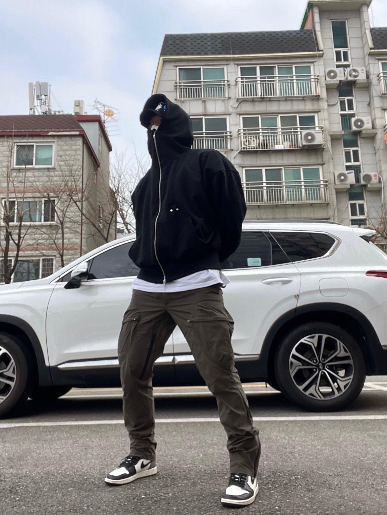 Jordan 1 Retro High OG Black Mocha 착용 스타일 - 2