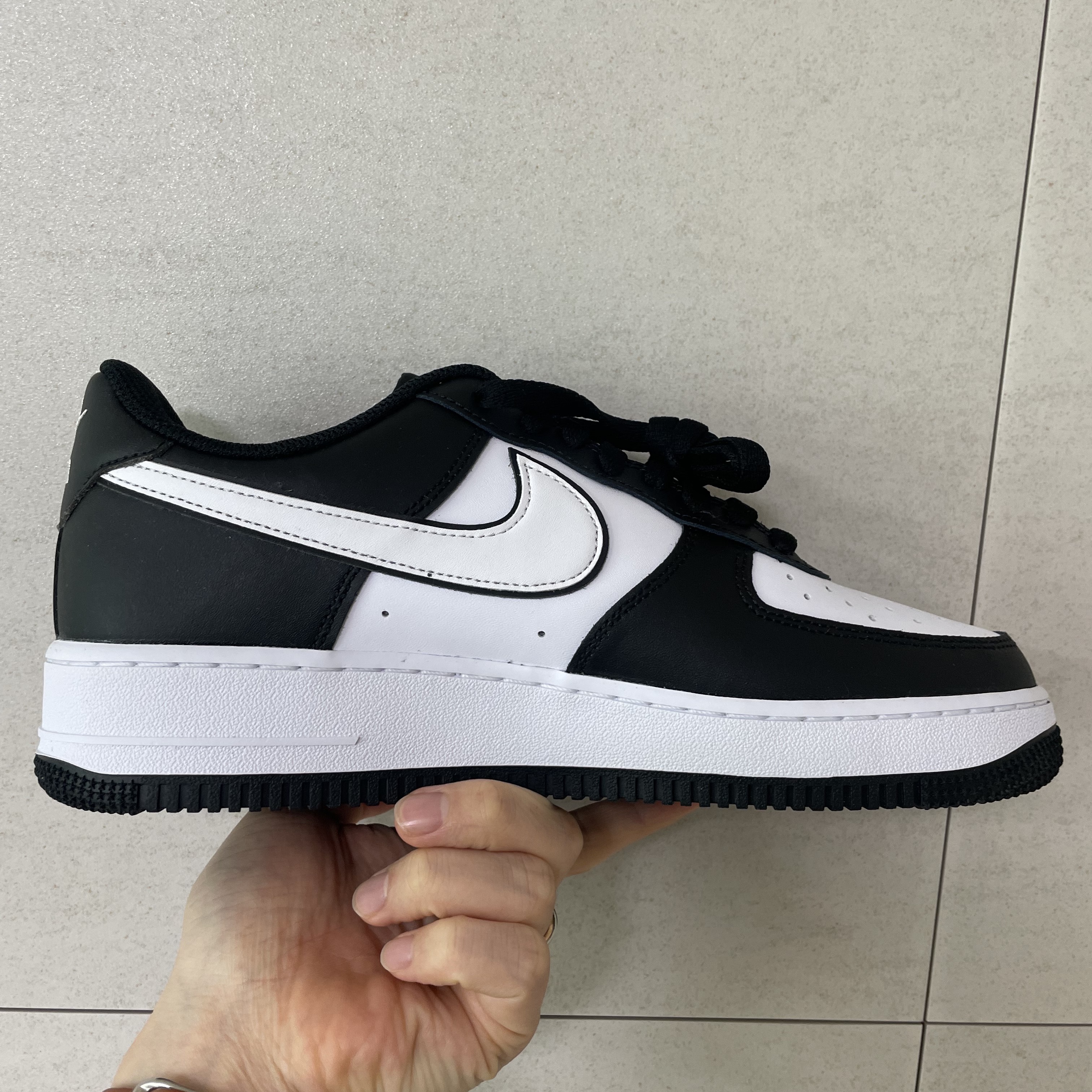 Nike Air Force 1 '07 Black White 착용 스타일 - 3