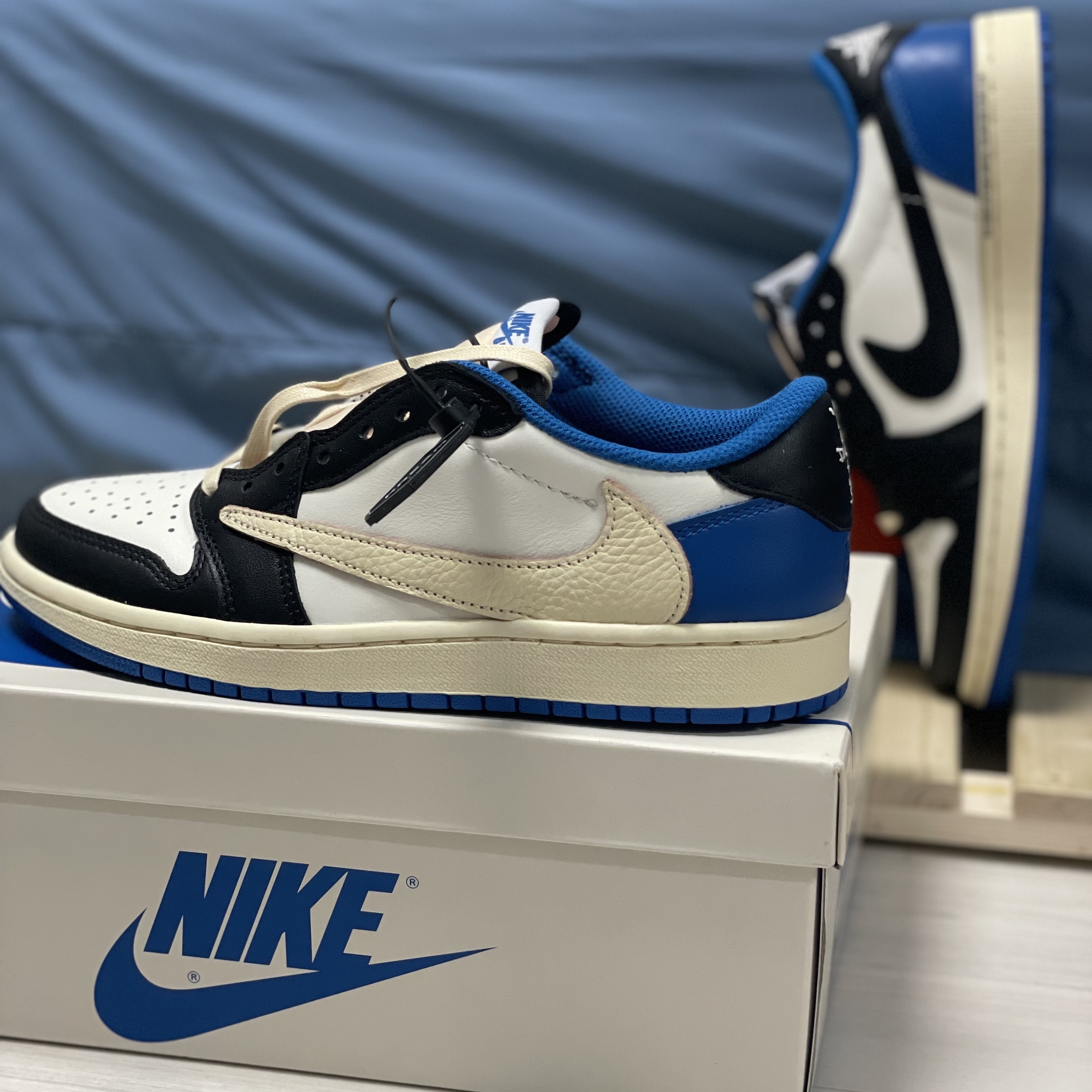 Jordan 1 x Travis Scott x Fragment Retro Low OG SP Military Blue 착용 스타일 - 2