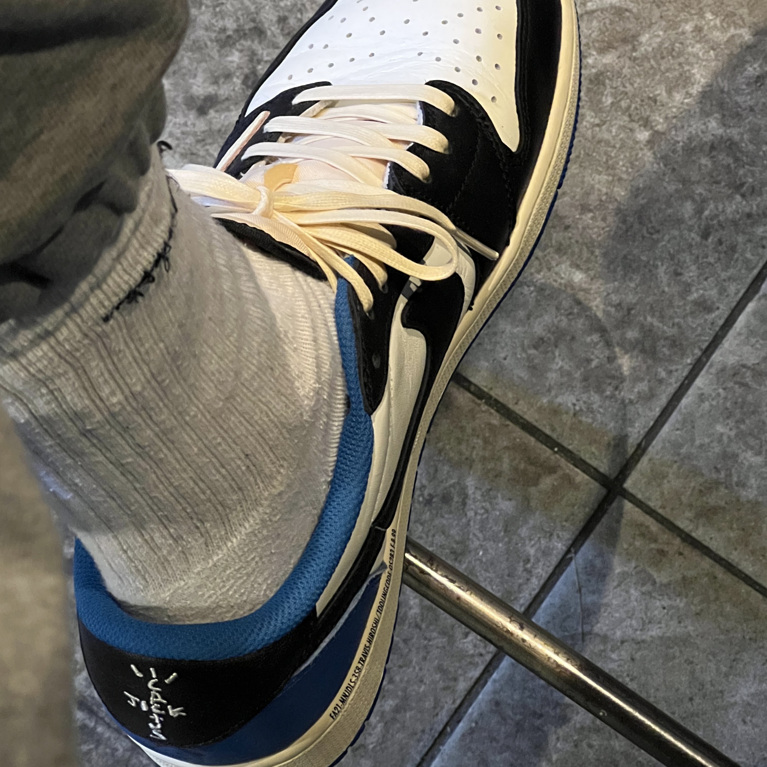 Jordan 1 x Travis Scott x Fragment Retro Low OG SP Military Blue 착용 스타일 - 1