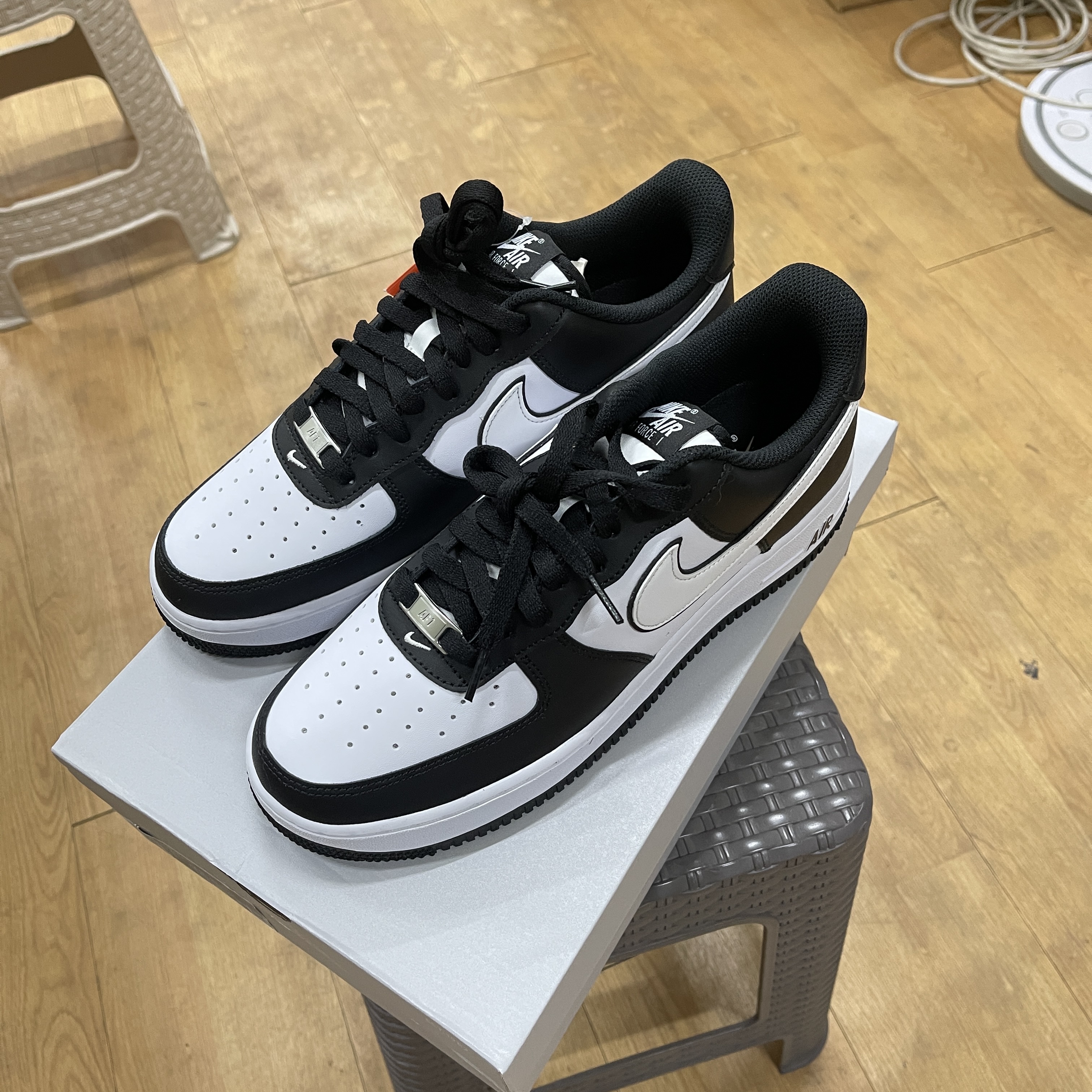 Nike Air Force 1 '07 Black White 착용 스타일 - 3