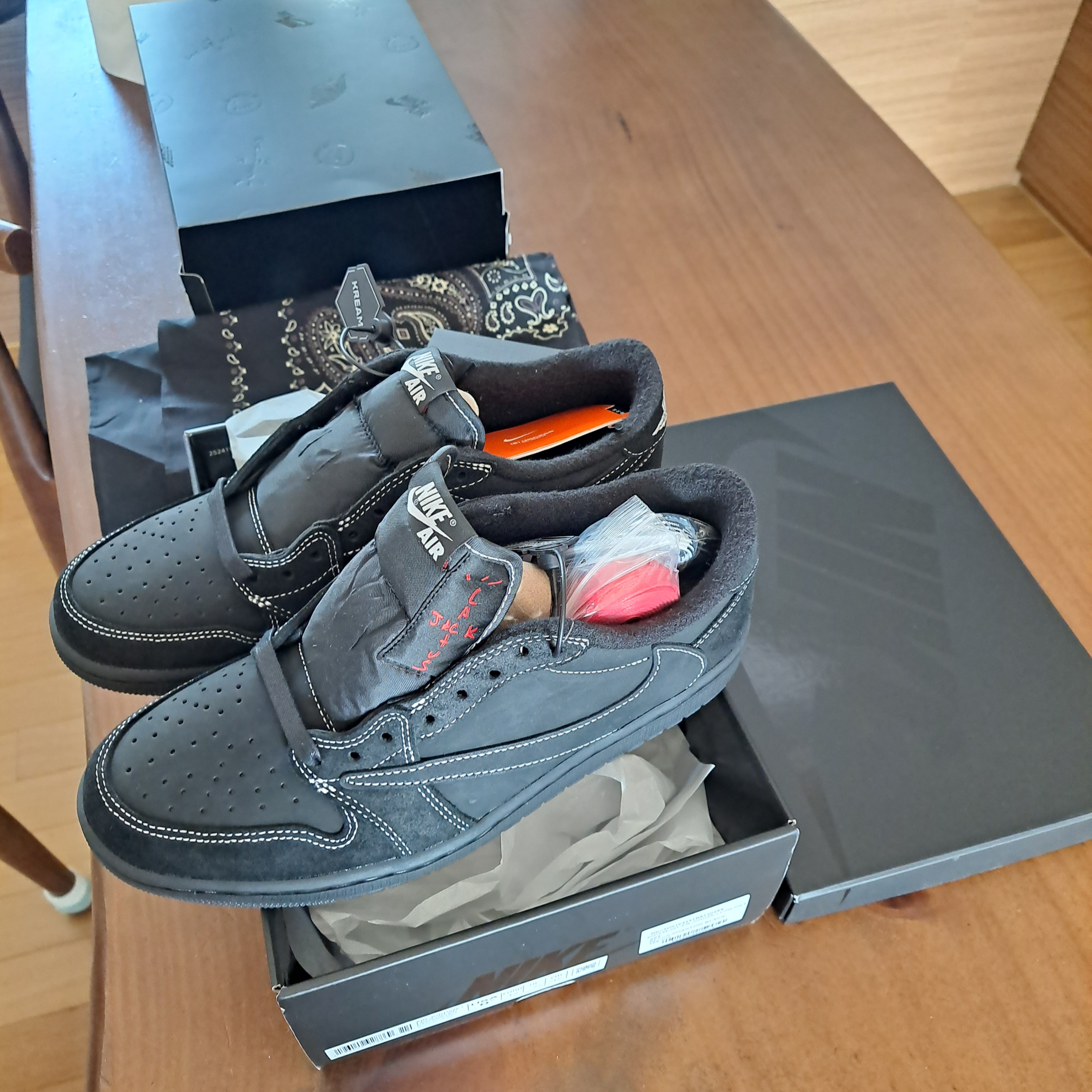Jordan 1 x Travis Scott Retro Low OG SP Black Phantom 착용 스타일
