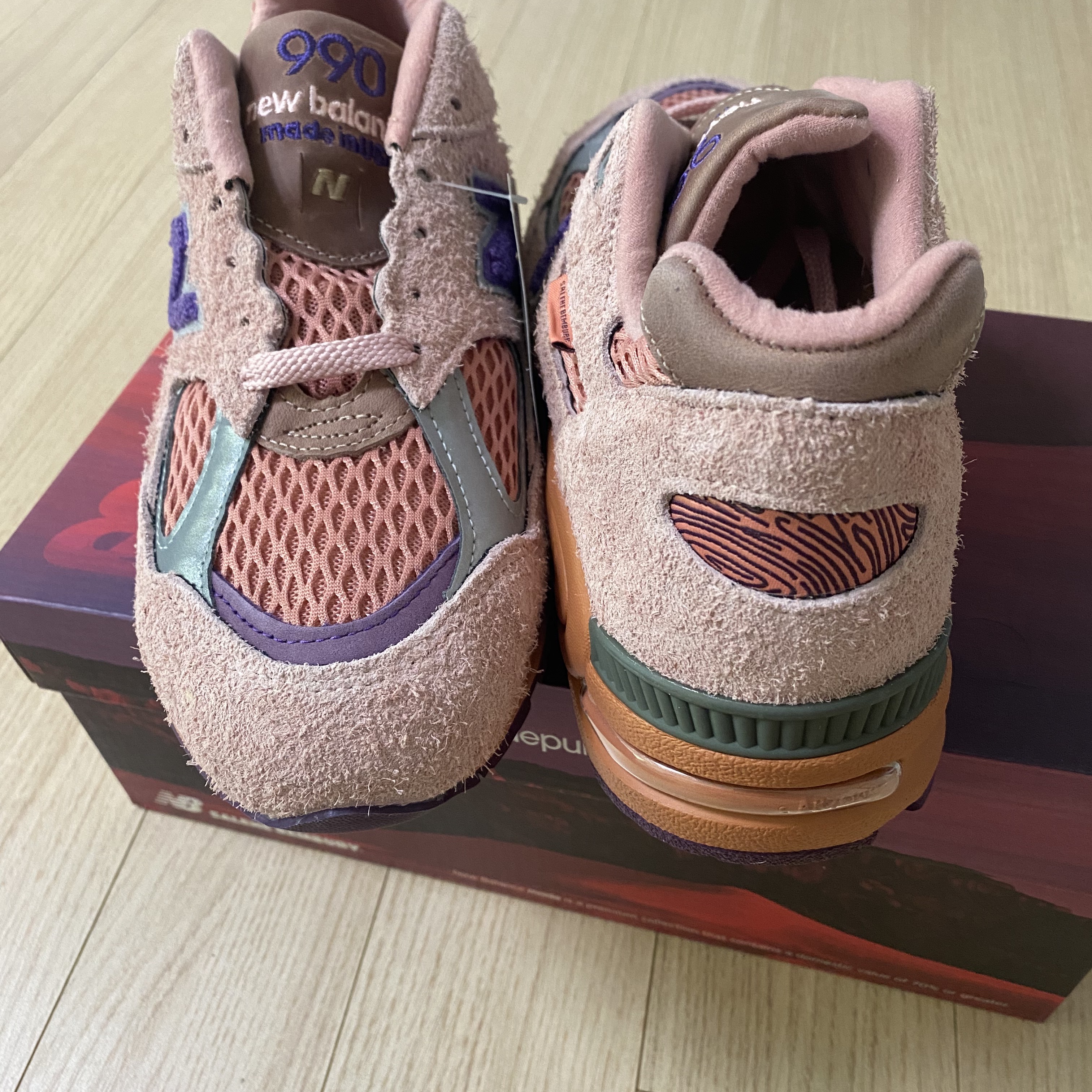 New Balance x Salehe Bembury 990v2 Made in USA Misty Rose 착용 스타일 - 3